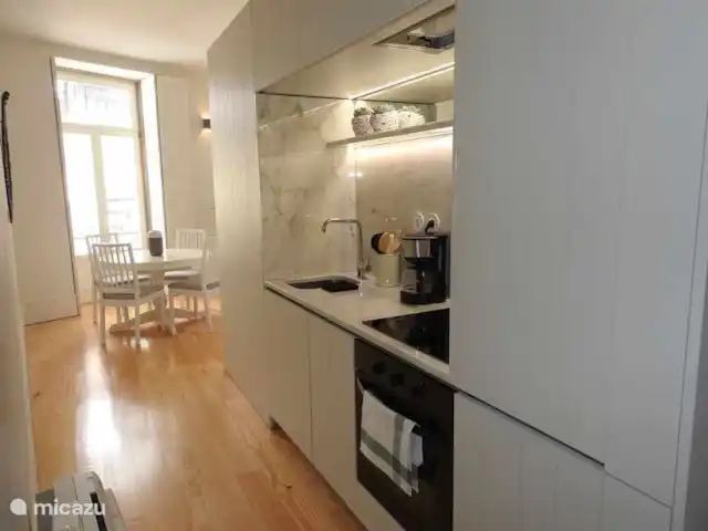 Oporto Delight Apartment 1 huren in Portugal, Porto, Porto - appartement Keuken met Nespresso koffie.
Grote koelkast met aparte vrieser.
