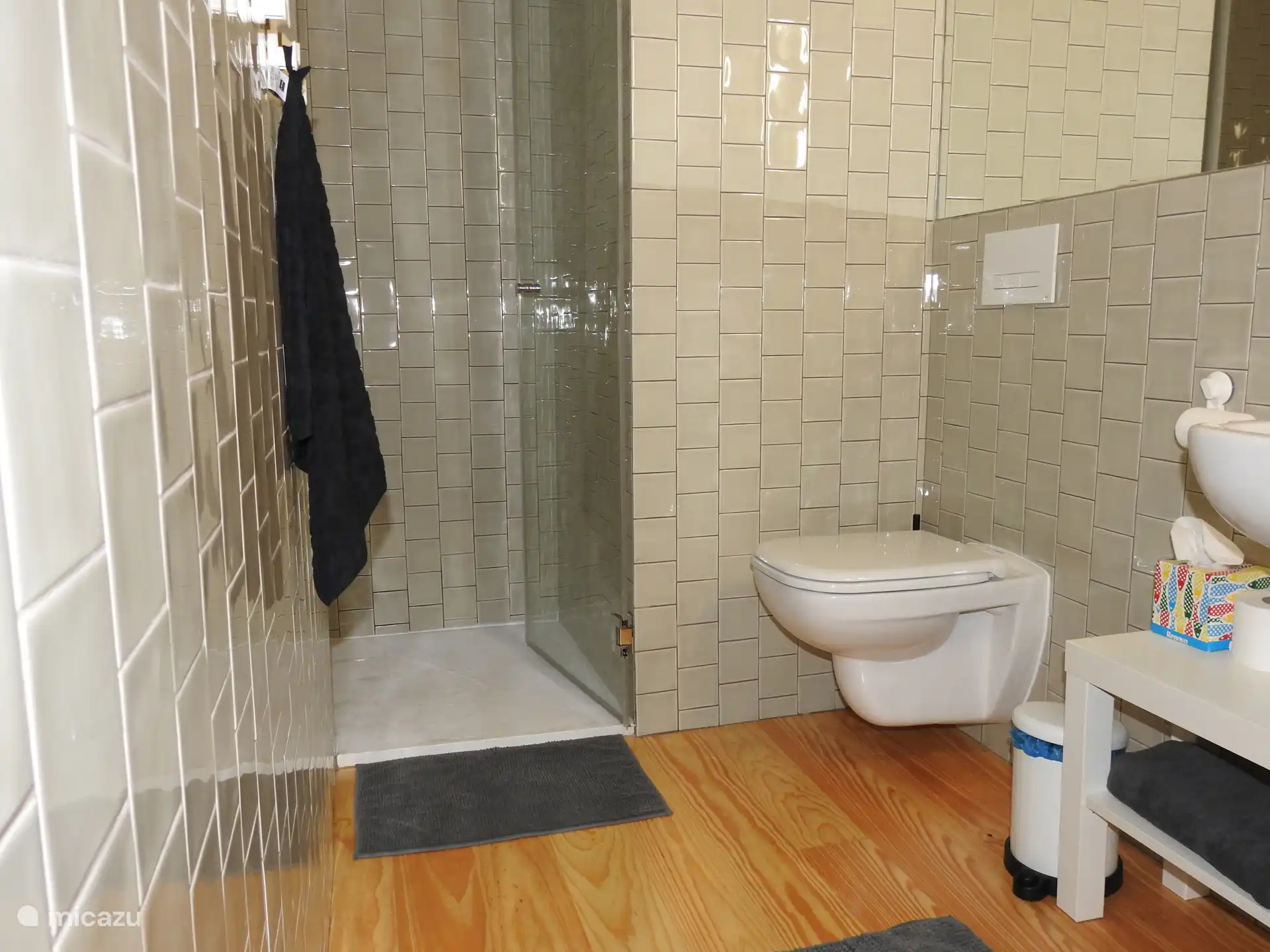 Badezimmer mit ebenerdiger Dusche.