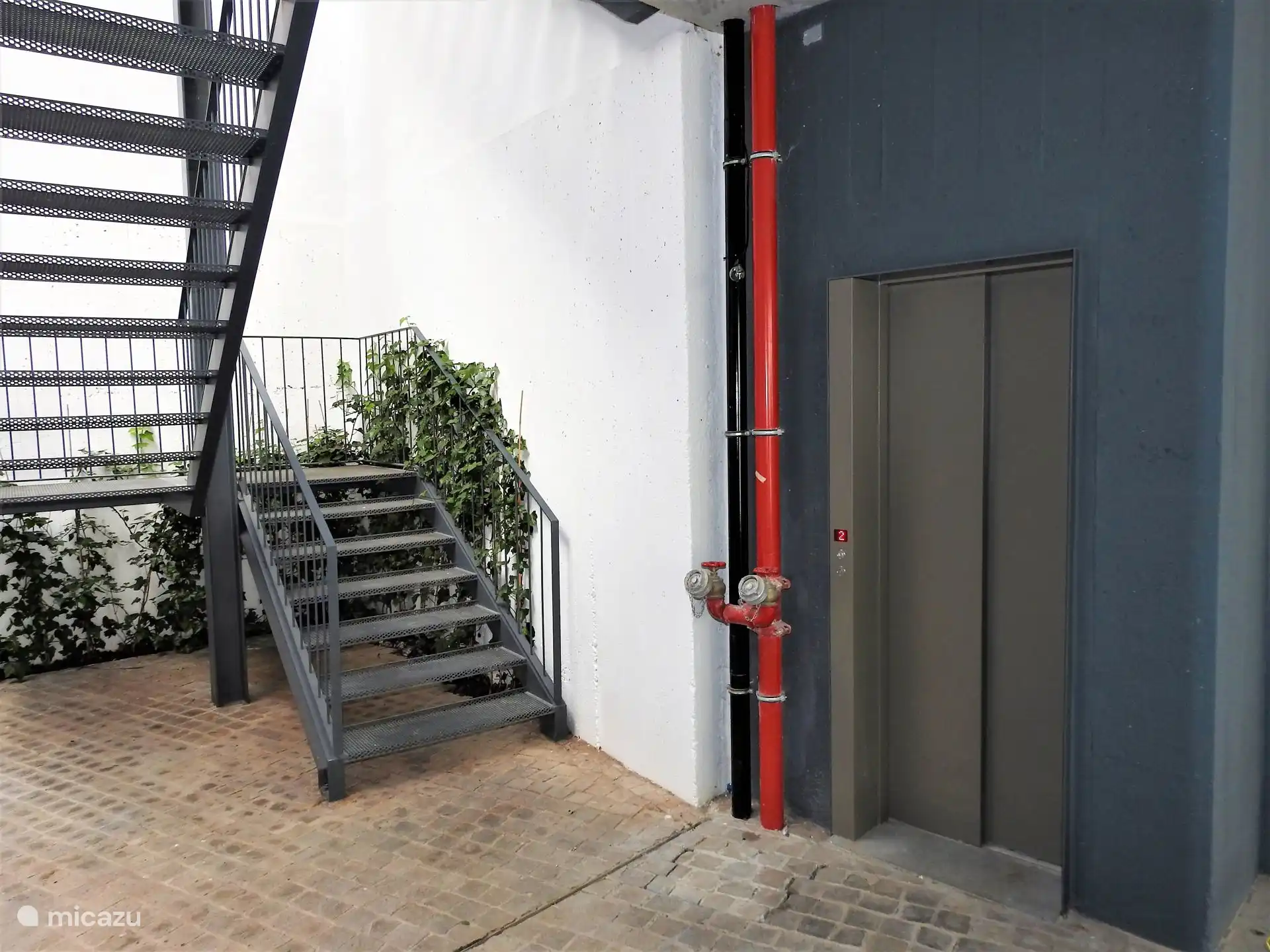 Allgemeiner Bereich mit Treppe und Aufzug zu allen Etagen.