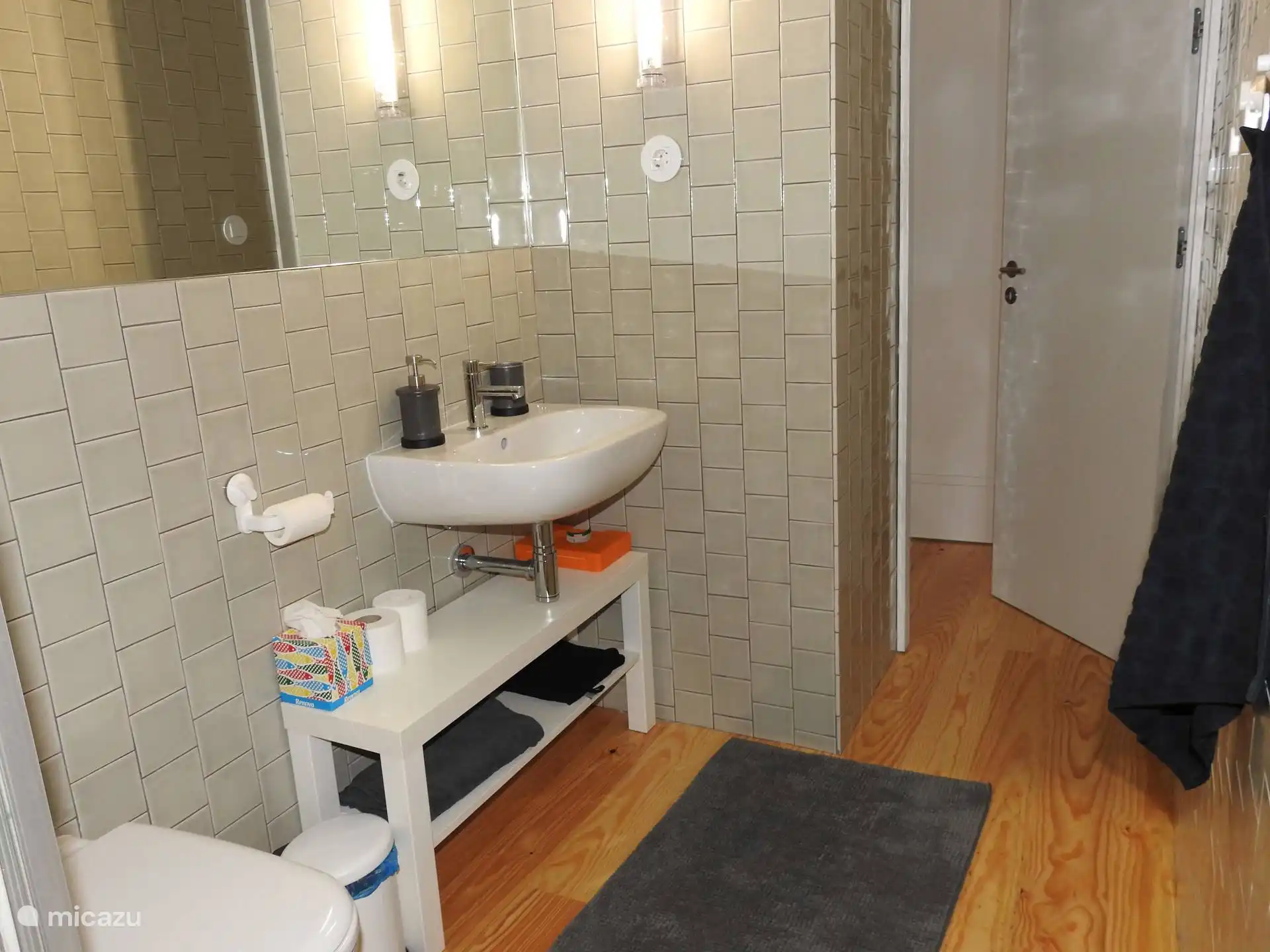 Badezimmer mit ebenerdiger Dusche.