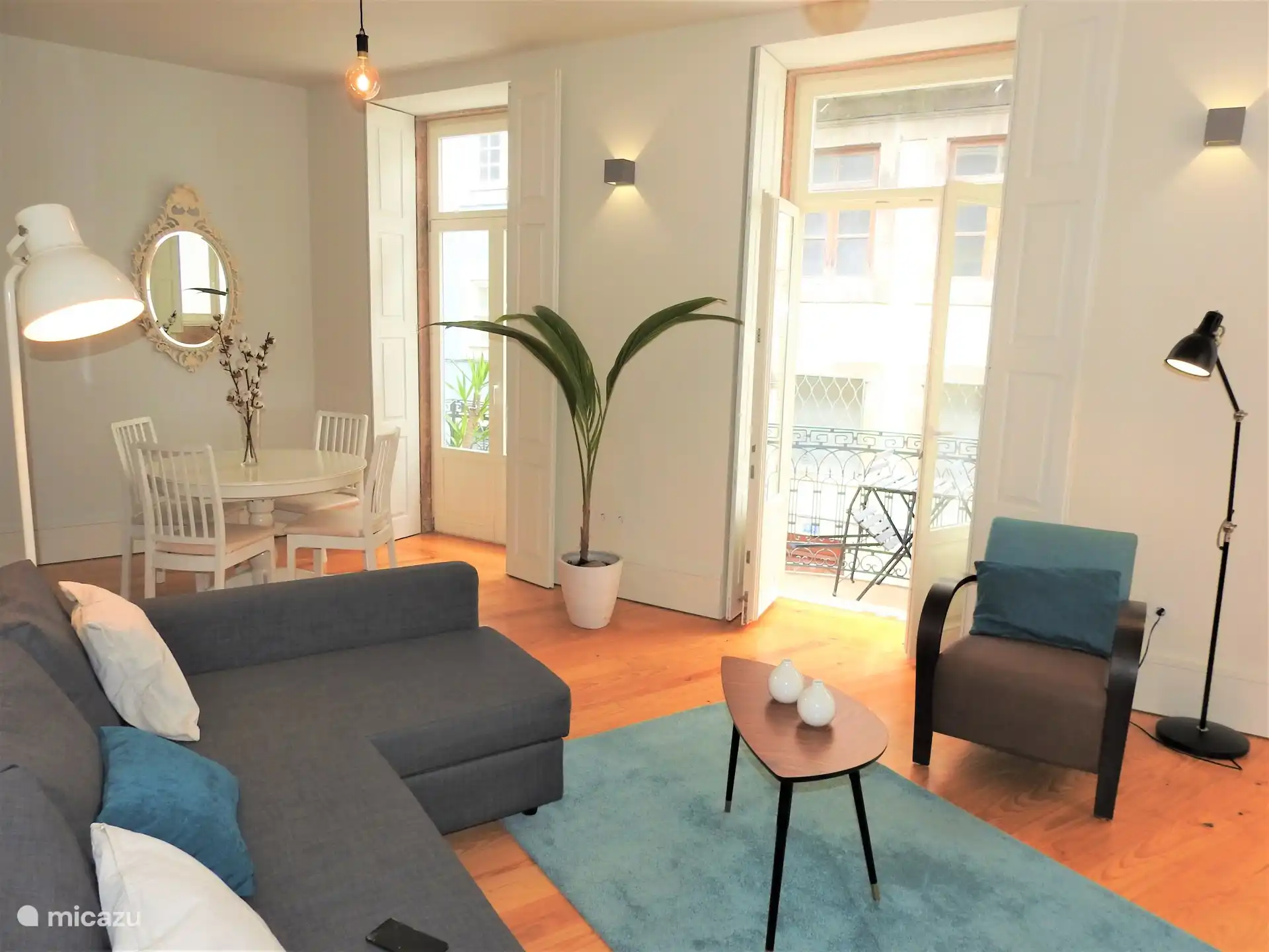 Wohnzimmer mit Zugang zum Balkon.