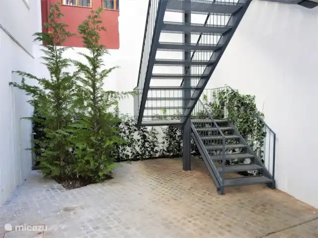 Oporto Delight Apartment 1 huren in Portugal, Porto, Porto - appartement Algemene ruimte met trappenhuis en lift naar alle verdiepingen.