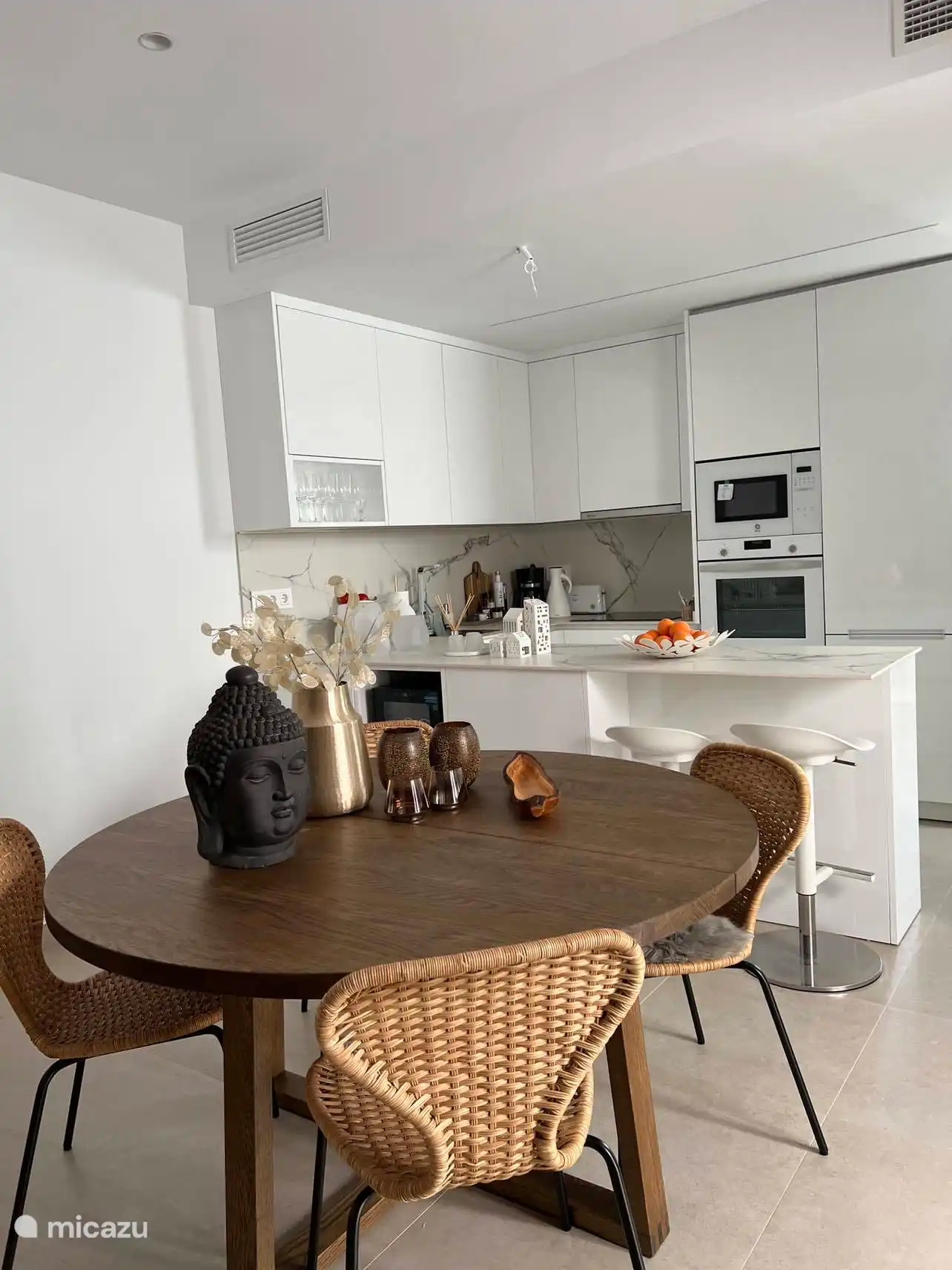 Küchentisch und Küche