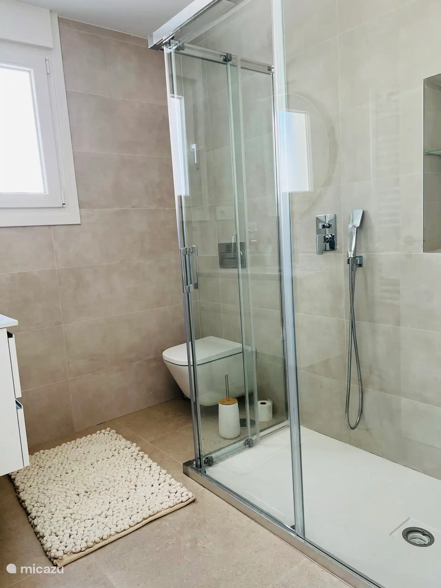 1 Badezimmer – Dusche und Toilette