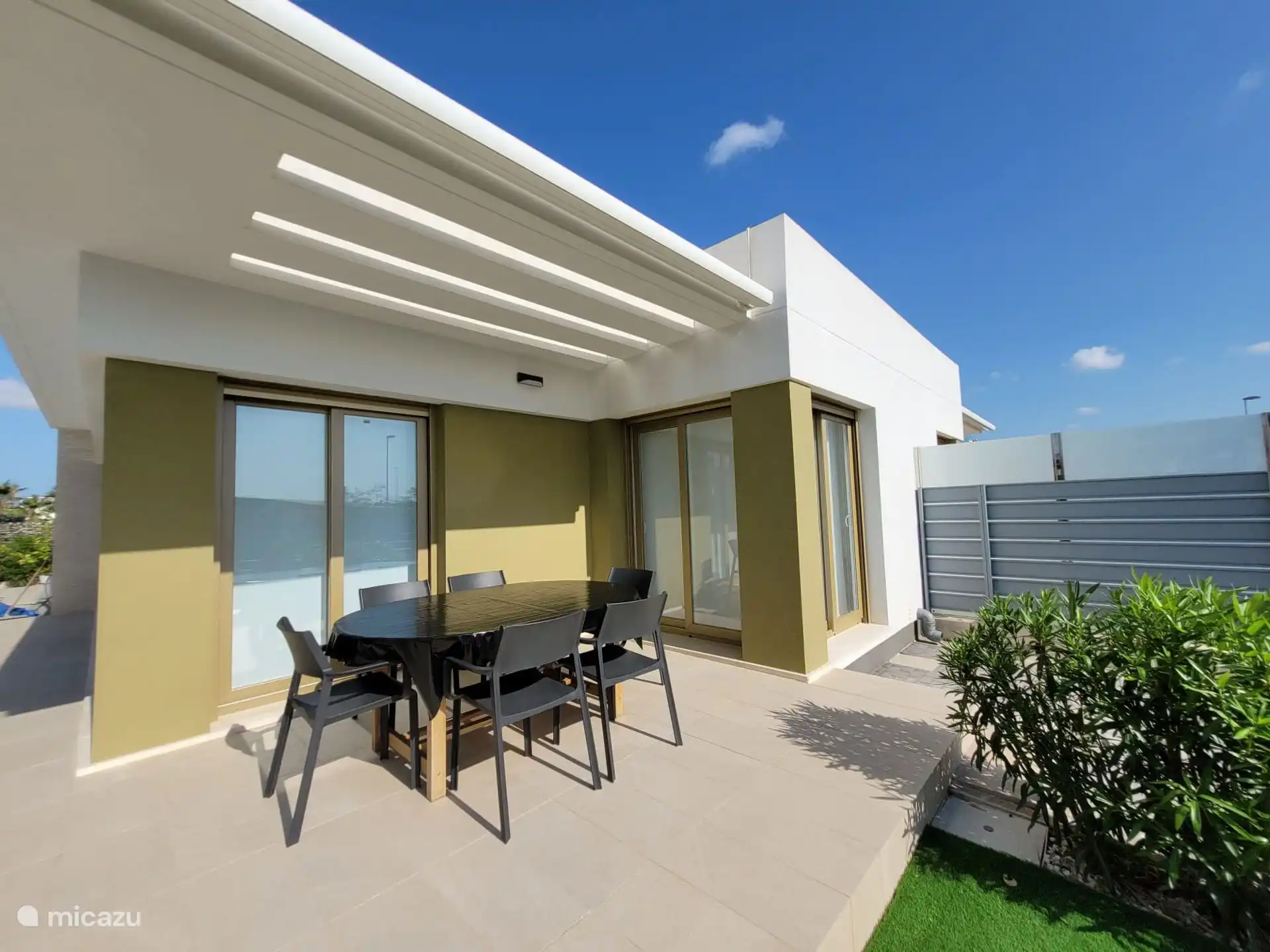 terras met zonneluifel