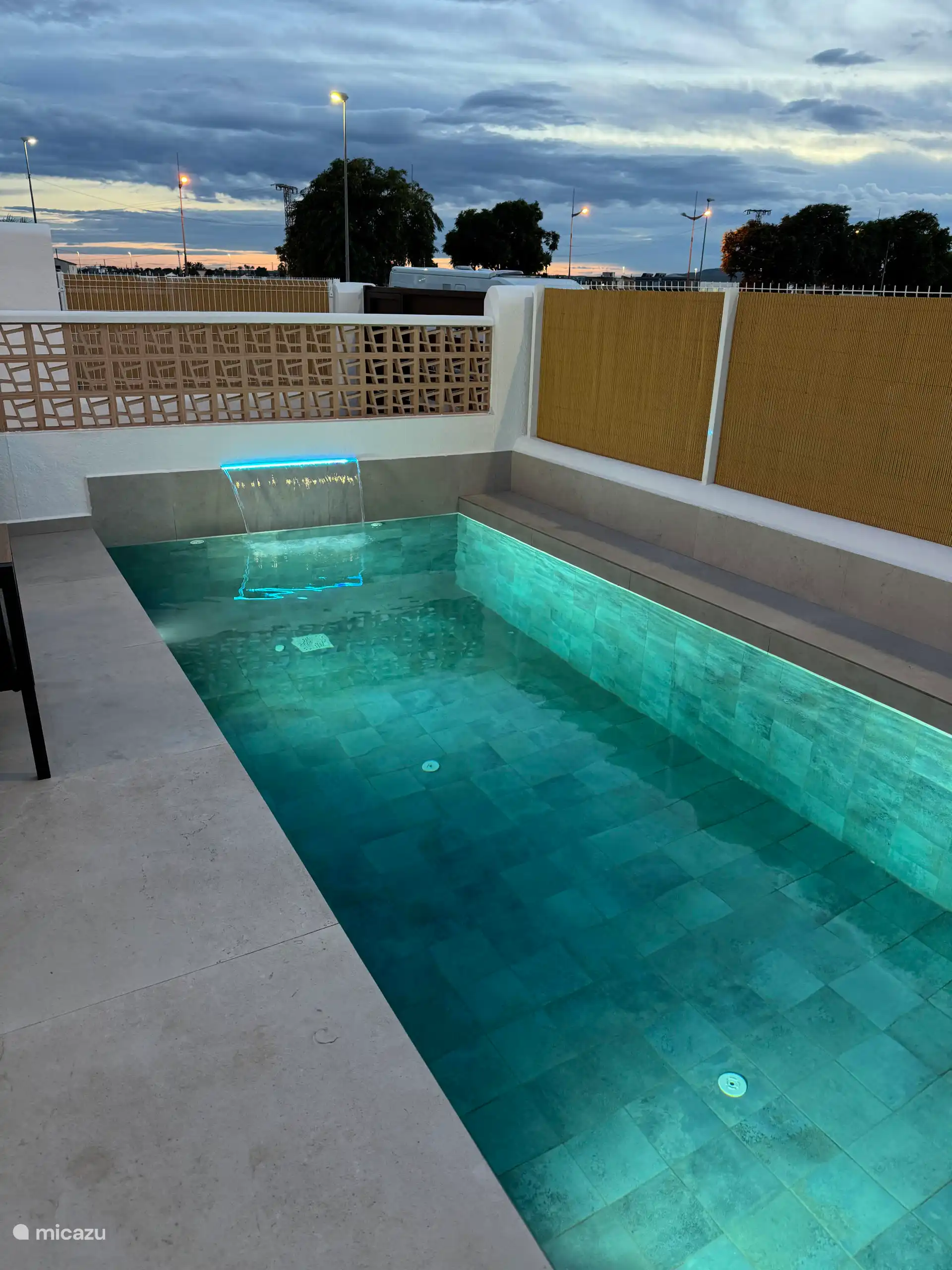 Piscine avec cascade