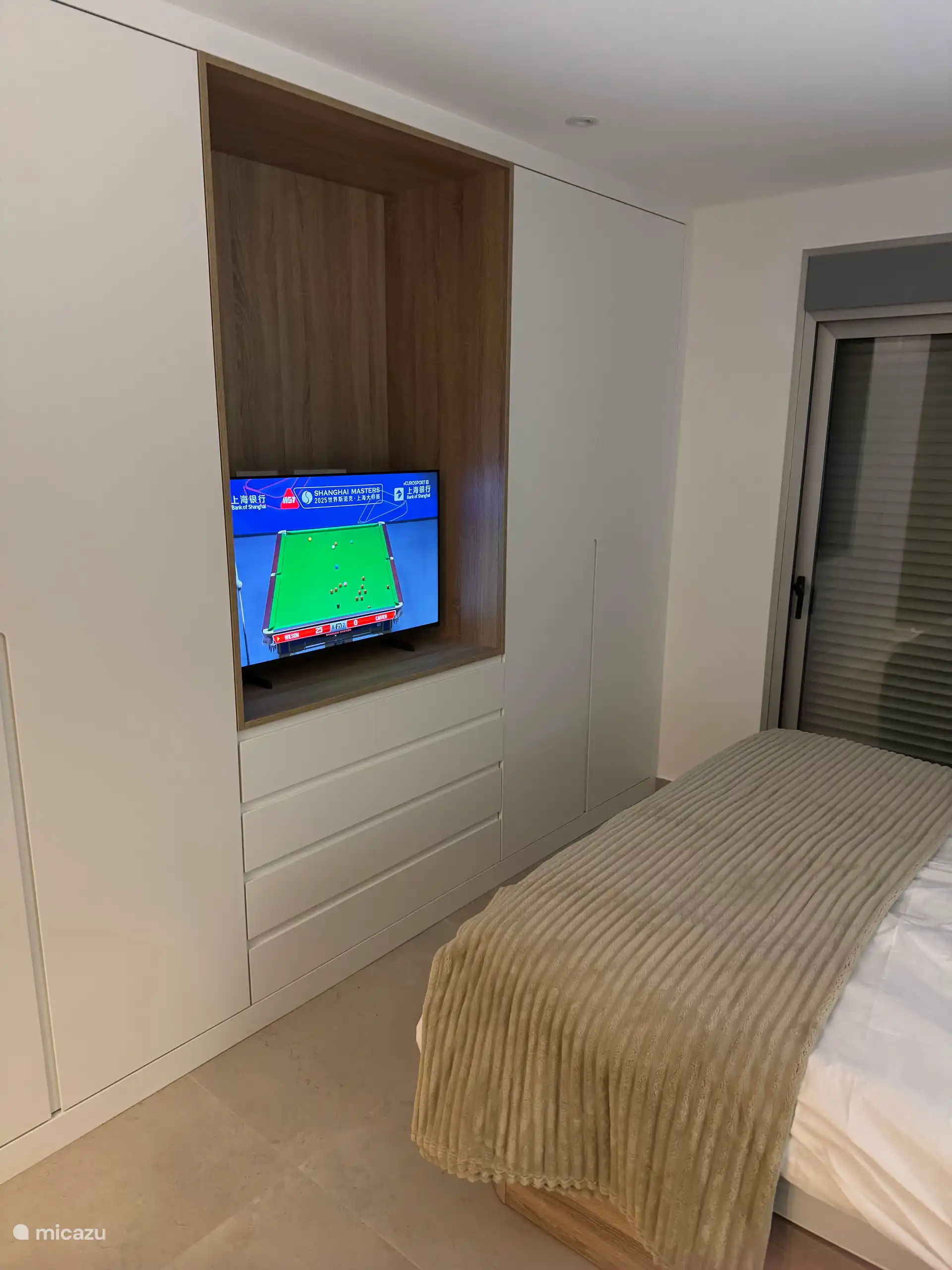 Placard avec chambre principale TV