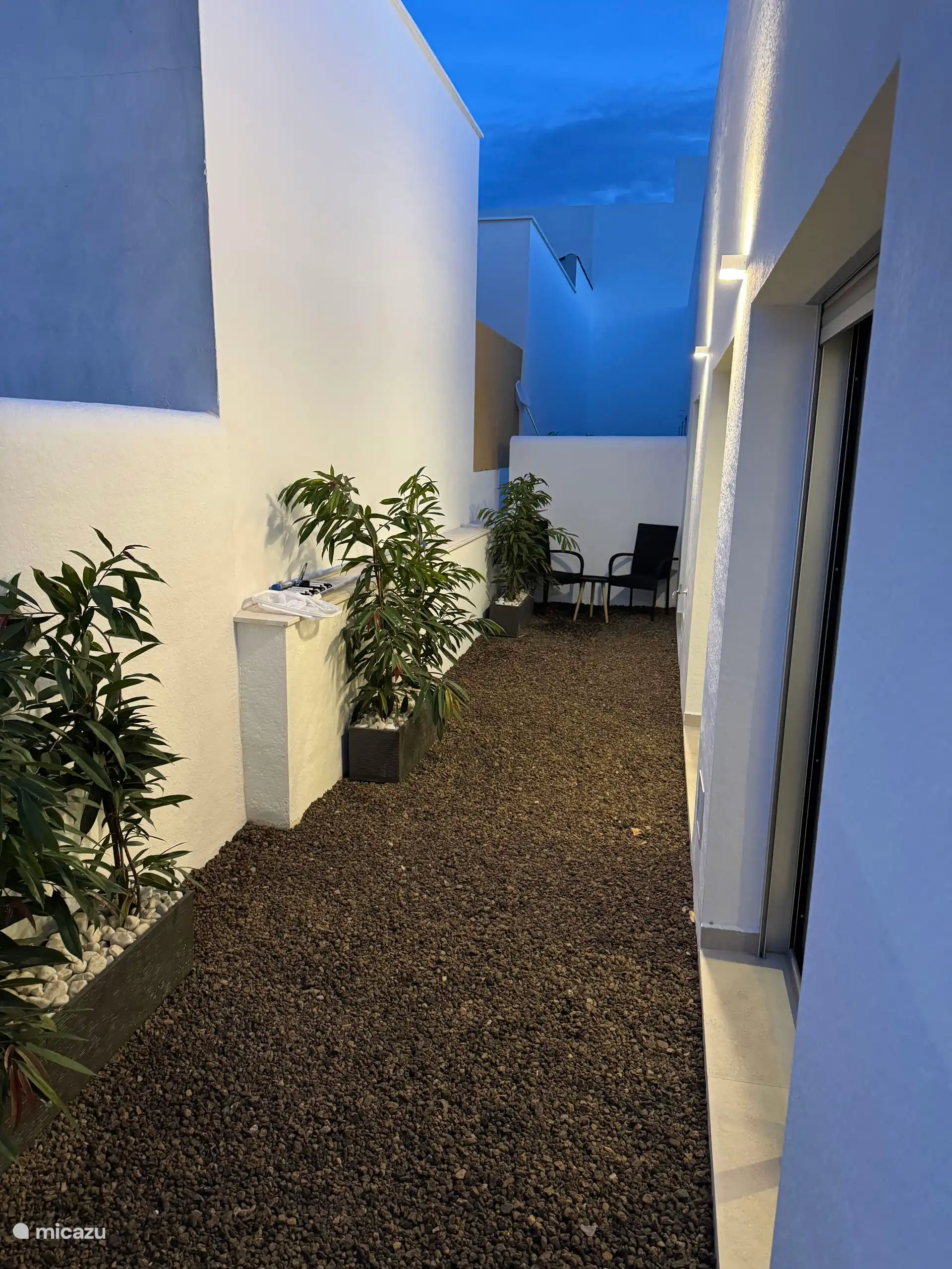 À l’arrière de la maison