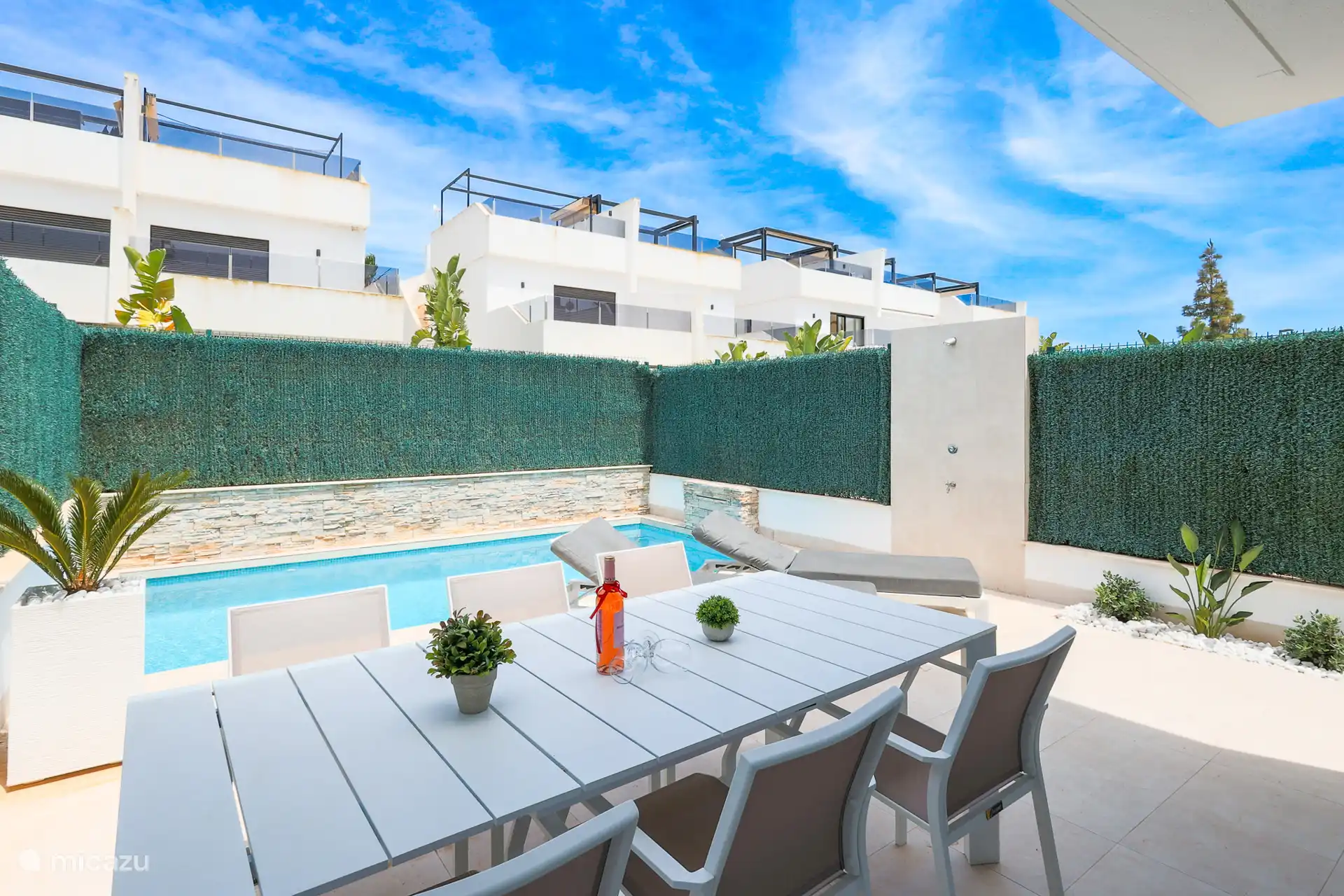 terraza y mesa de comedor