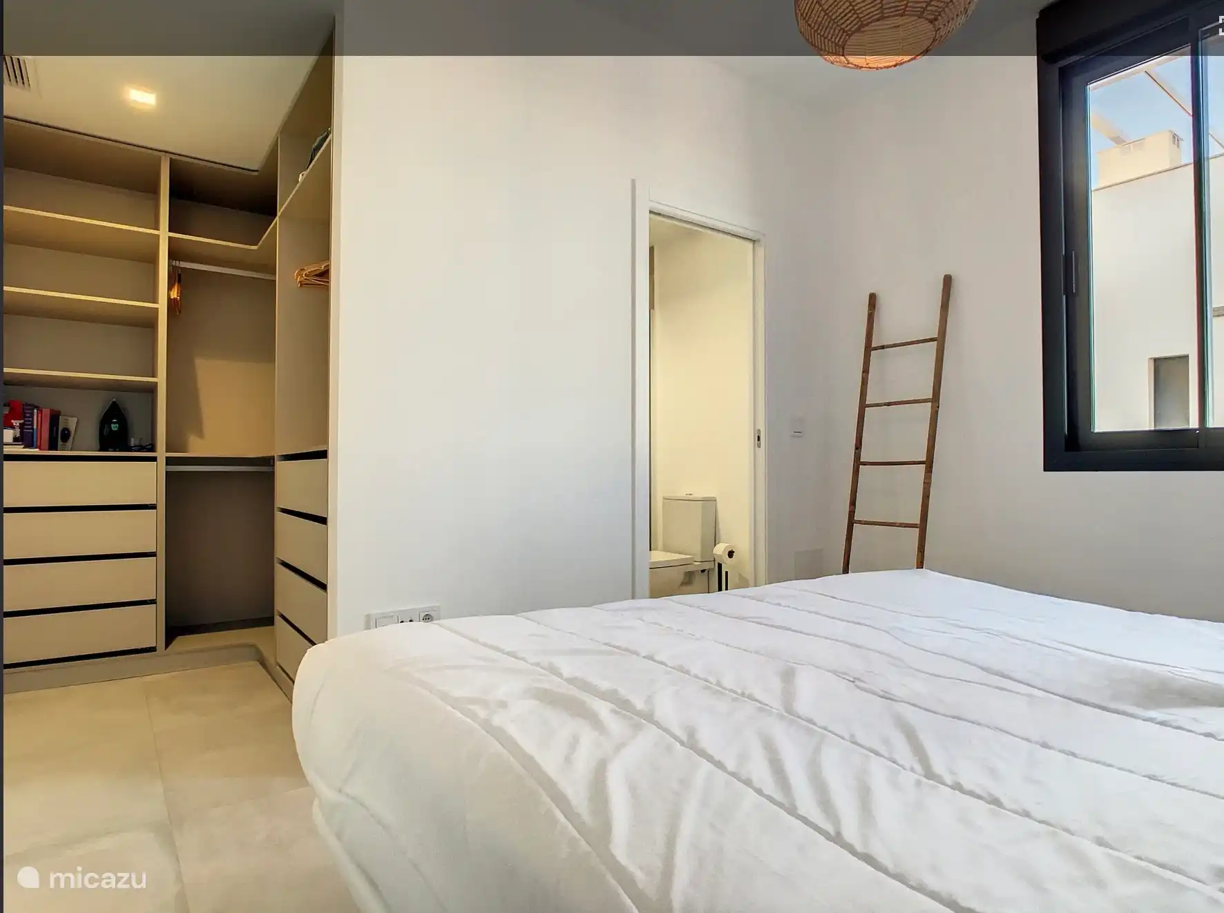 Hoofdslaapkamer met badkamer en-suite 