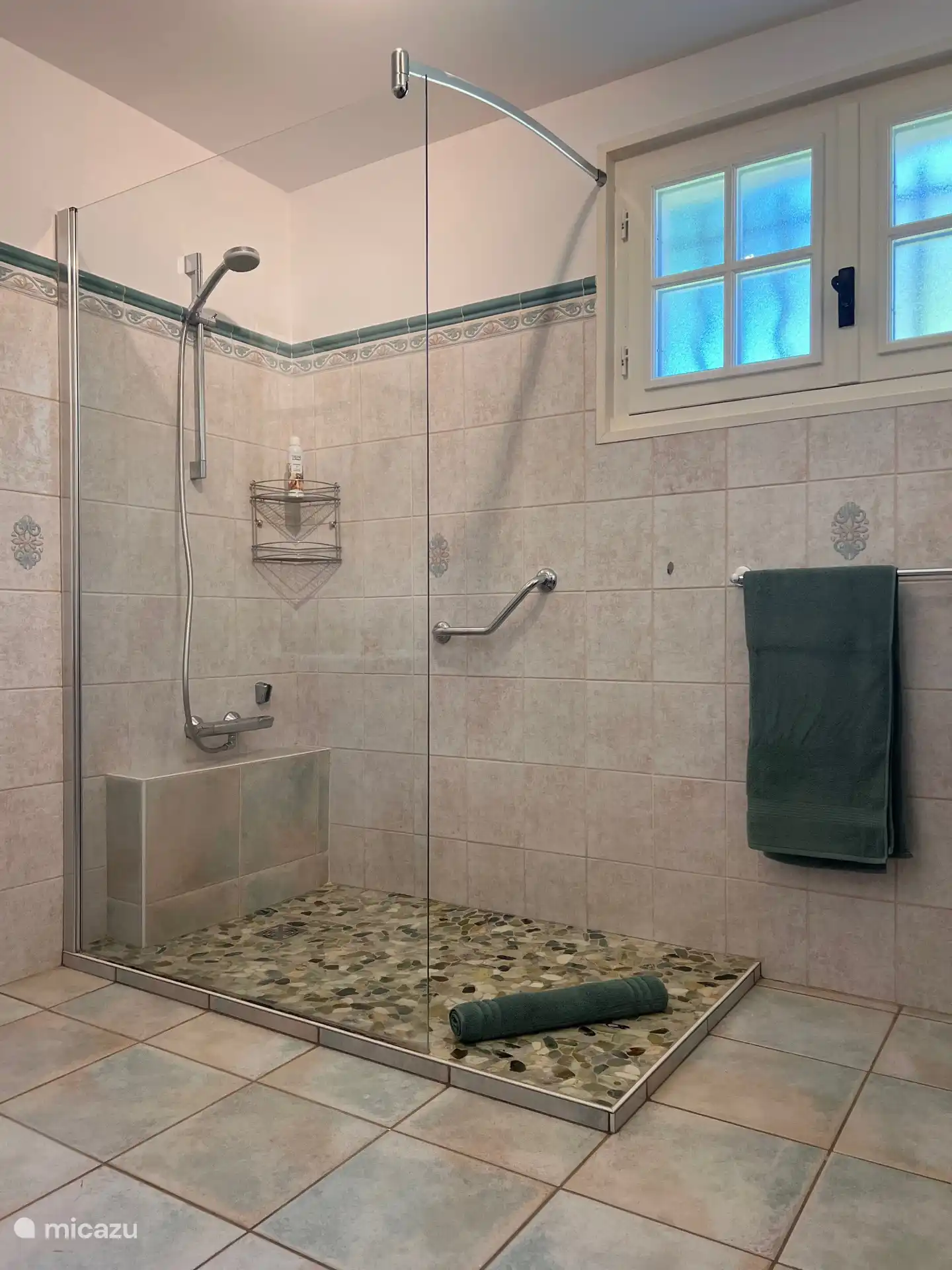 Geräumiges Badezimmer mit begehbarer Dusche