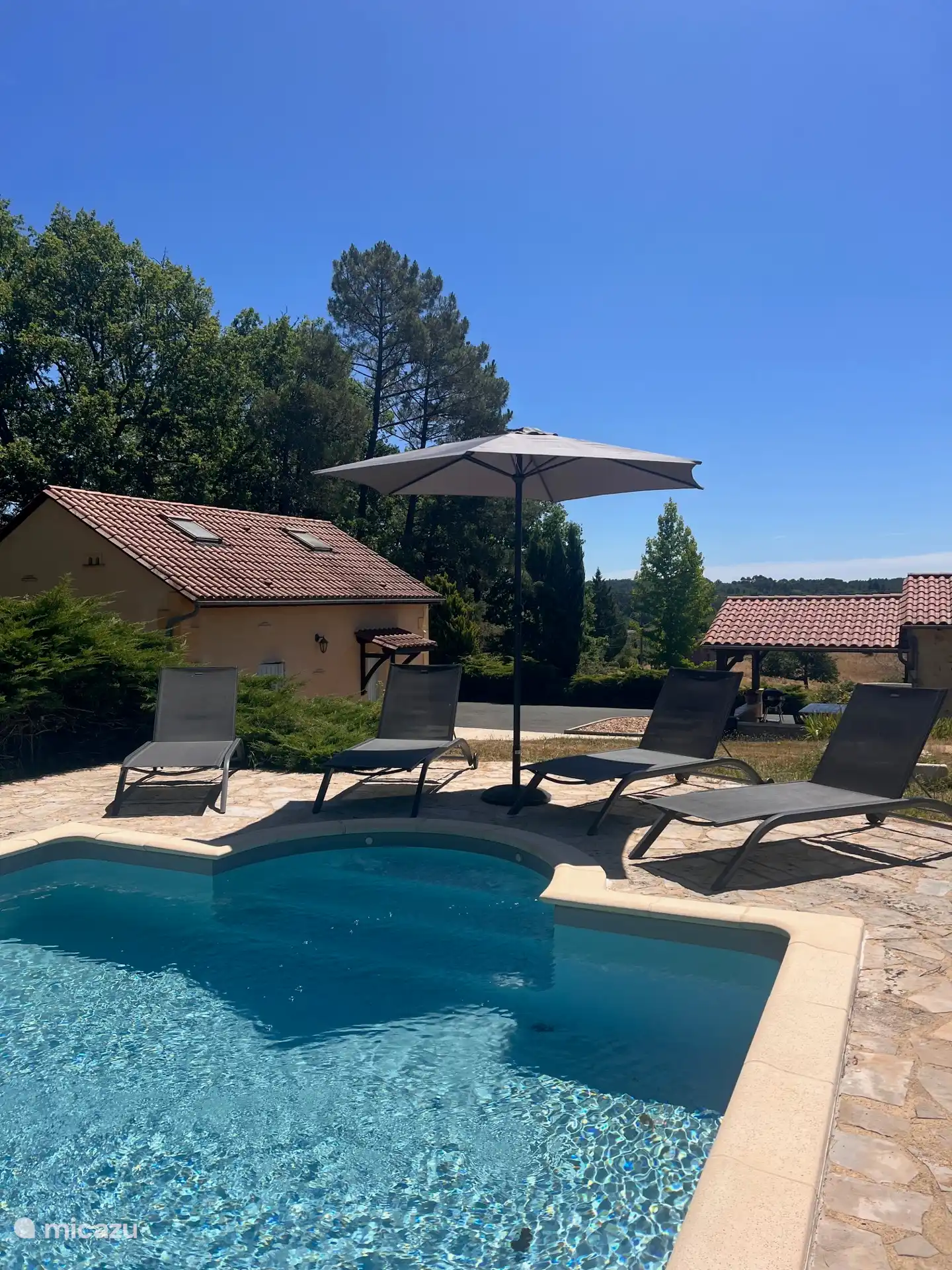 Schwimmbad 8,5 x 4m (Tiefe bis zu 2 Meter!) Ausgestattet mit ausreichend Gartenmöbeln für 10 Personen.