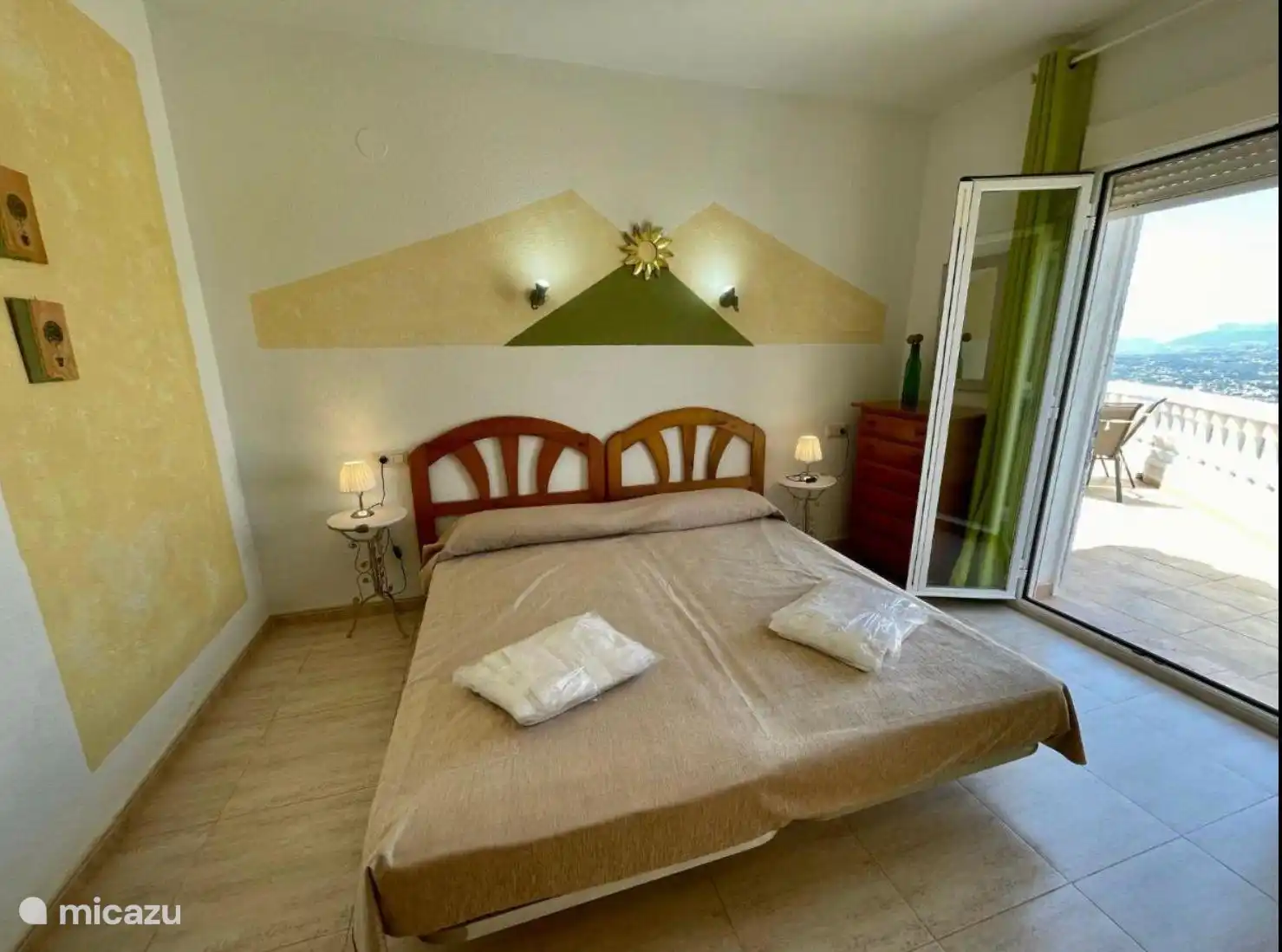 Schlafzimmer mit offenen Türen zum Schwimmbad