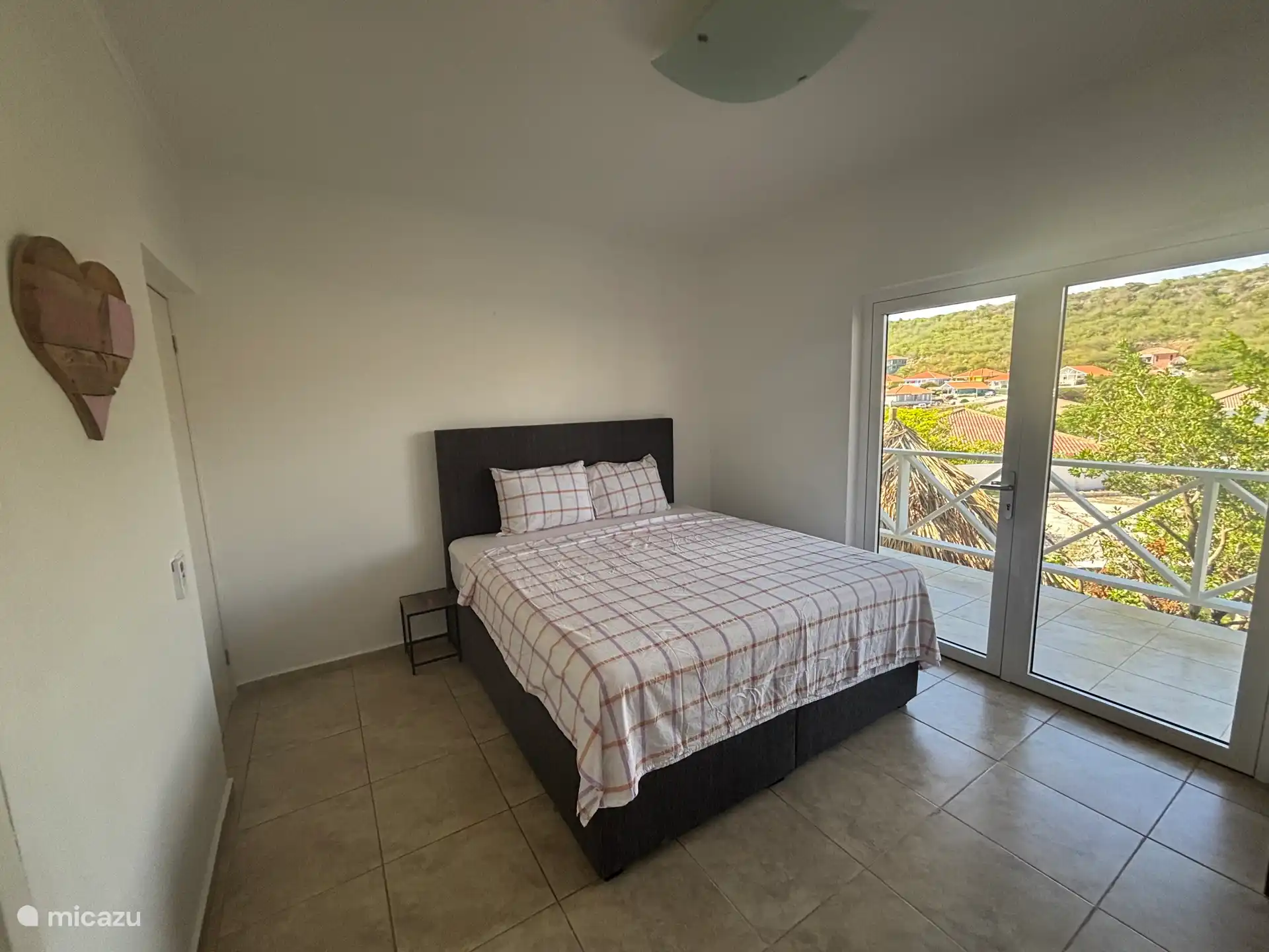 Amplio dormitorio principal con acceso privado a la terraza y una cama king size. 

Climatización 
Guardarropa 
Baño privado 
Espejo