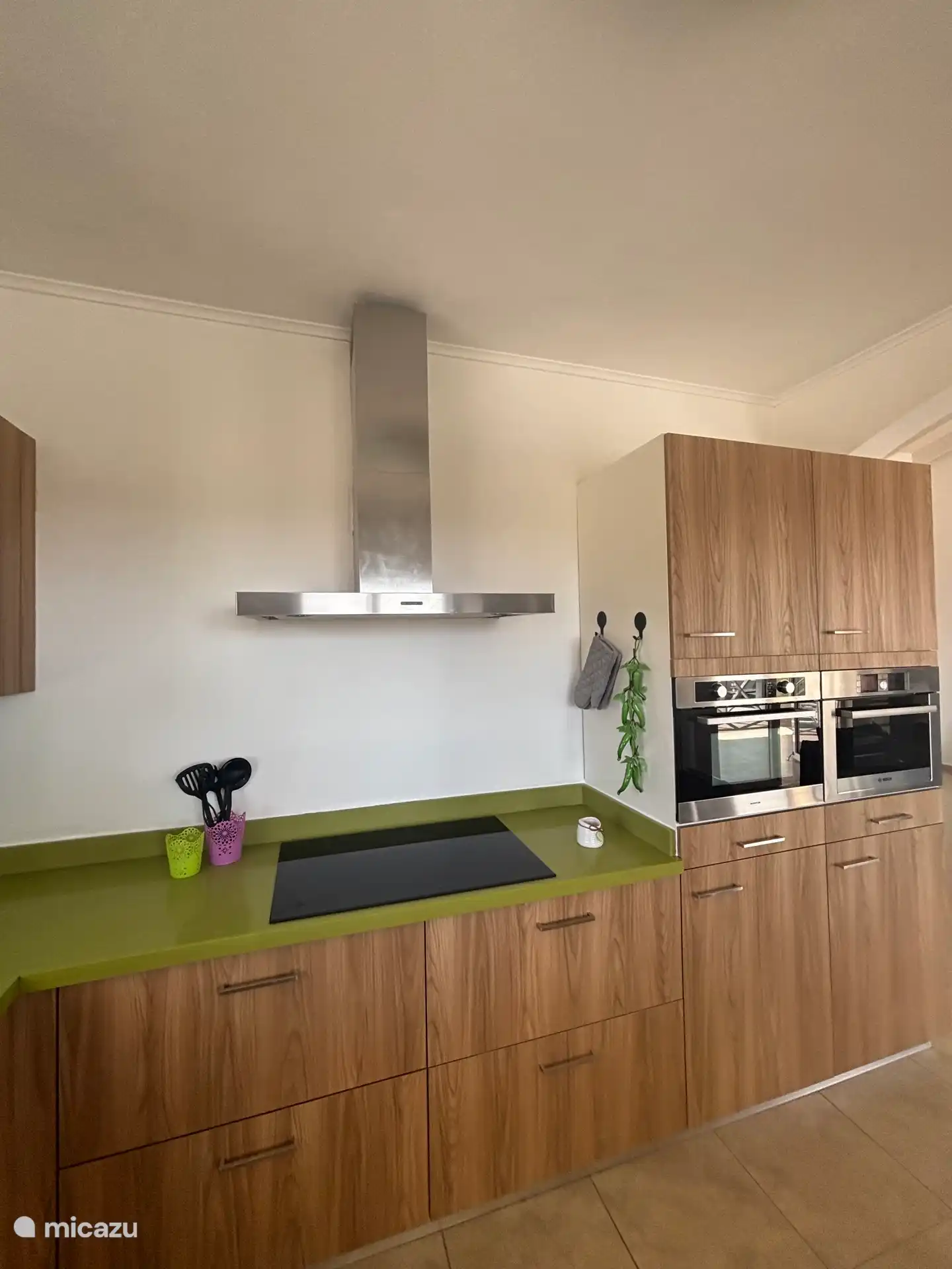 Cocina totalmente equipada con todas las necesidades. 
Lavavajillas 
Cafetera
Horno combinado
Lavavajillas 
Placa de inducción 
Succión
Caldera 
Tostador 
Combinación de frigorífico y congelador 
Cubo de basura