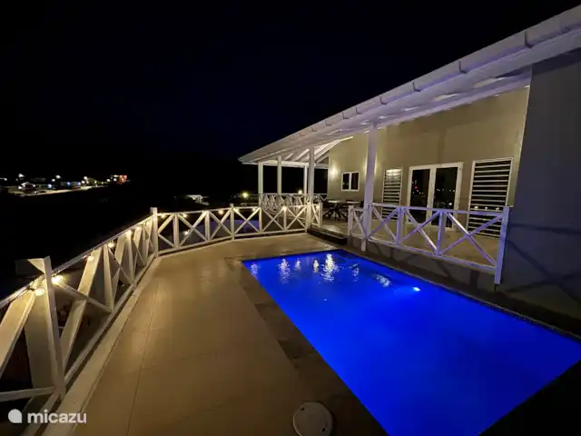Location de Vacances Curaçao, Banda Abou (ouest), Barber, villa - Villa de luxe -panormisch/Piscine privée L’éclairage d’ambiance le rend très confortable le soir. Un bon verre sur la terrasse de notre table à manger ou dans les chaises longues de la terrasse.