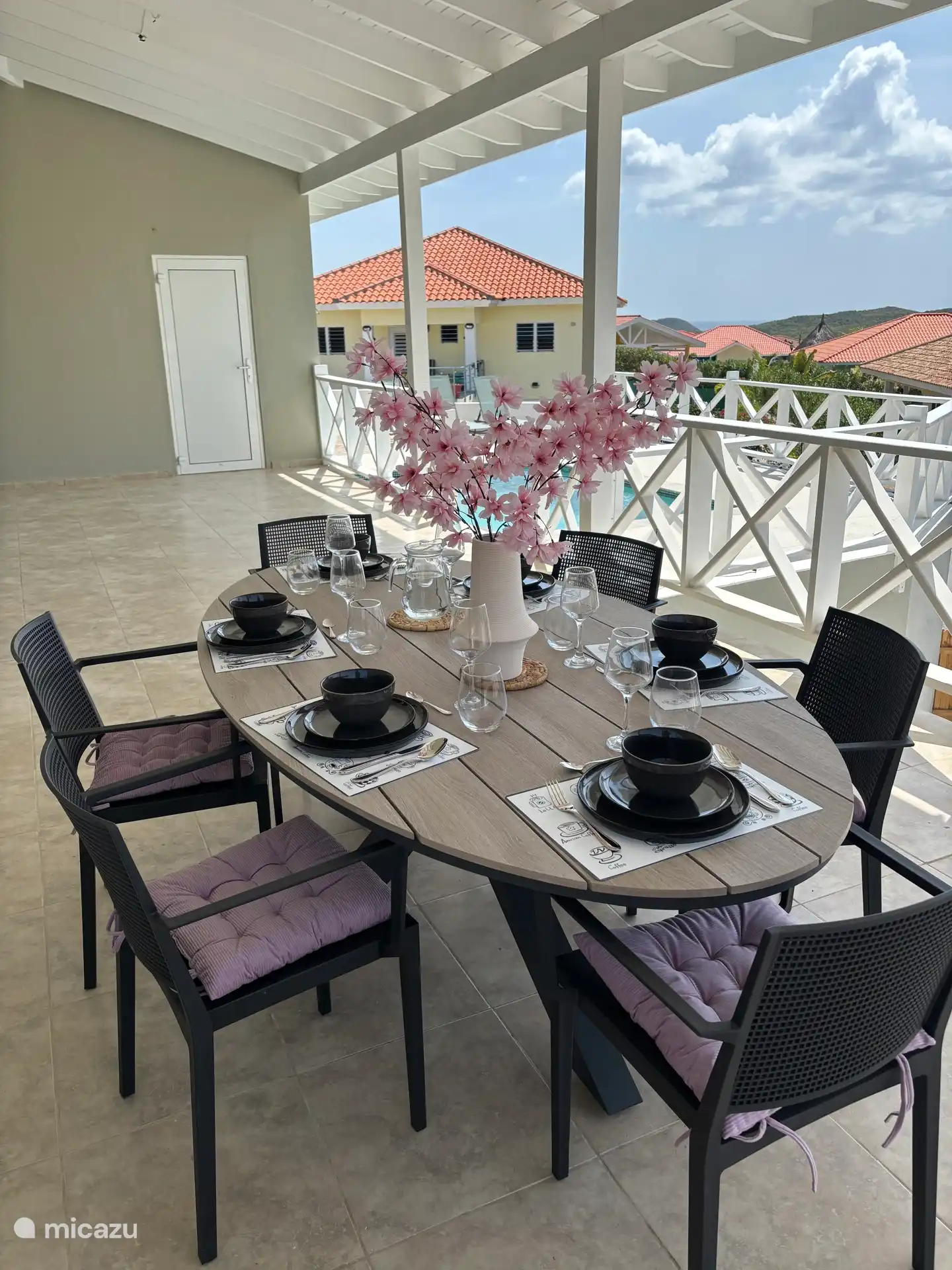 Restaurantes con vistas. Mesa de 6 plazas con sillas. Perfecto para cenar y pasar la noche cómodamente acolchado para que sea lo más agradable posible. 