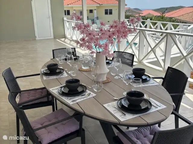 Location de Vacances Curaçao, Banda Abou (ouest), Barber, villa - Villa de luxe -panormisch/Piscine privée Dîner avec vue. Table 6 places avec chaises. Parfait pour dîner et passer la soirée confortablement rembourré pour le rendre aussi agréable que possible.