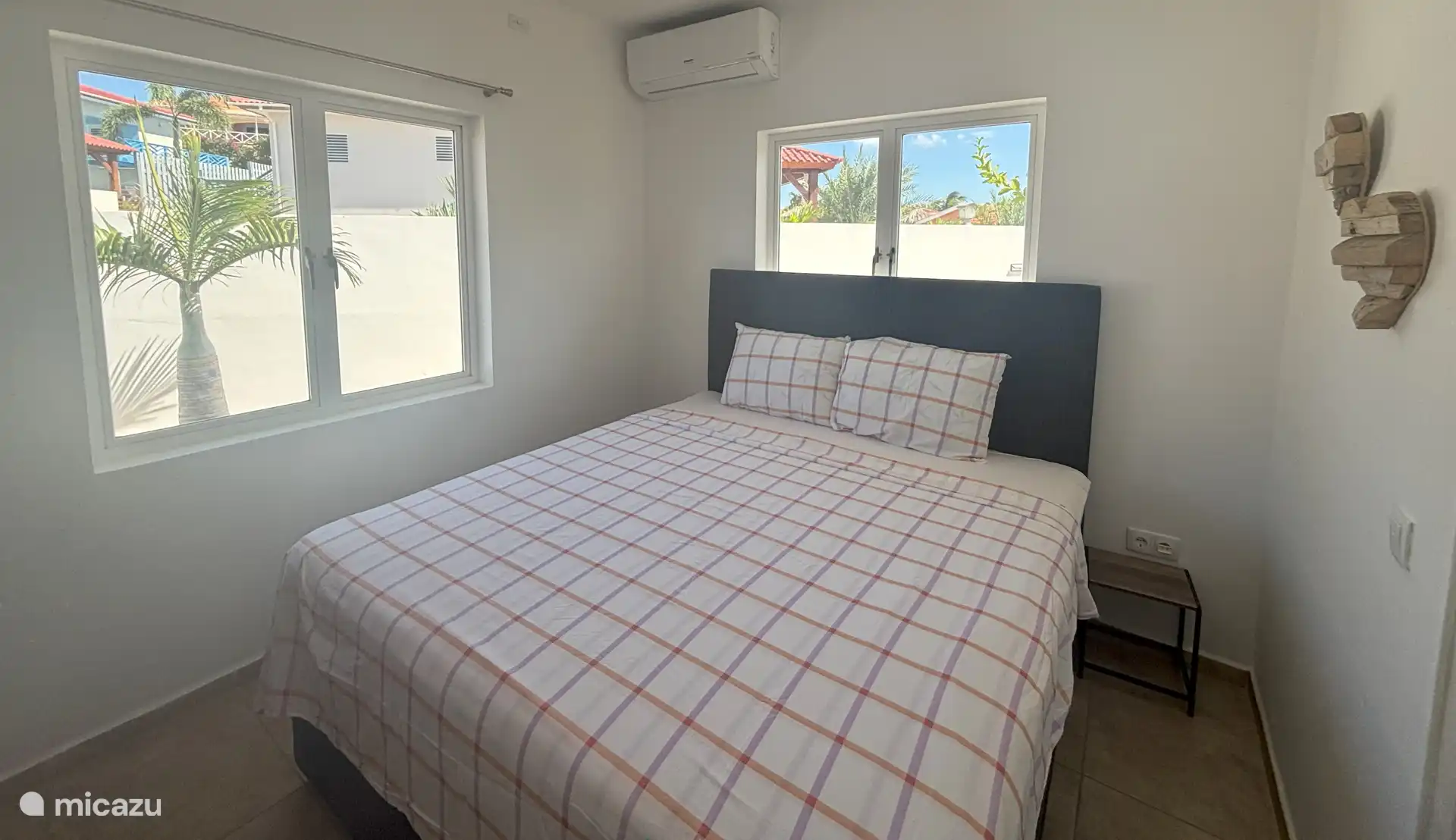 Dormitorio con amplia y cómoda cama king size. Aire acondicionado y baño privado. 