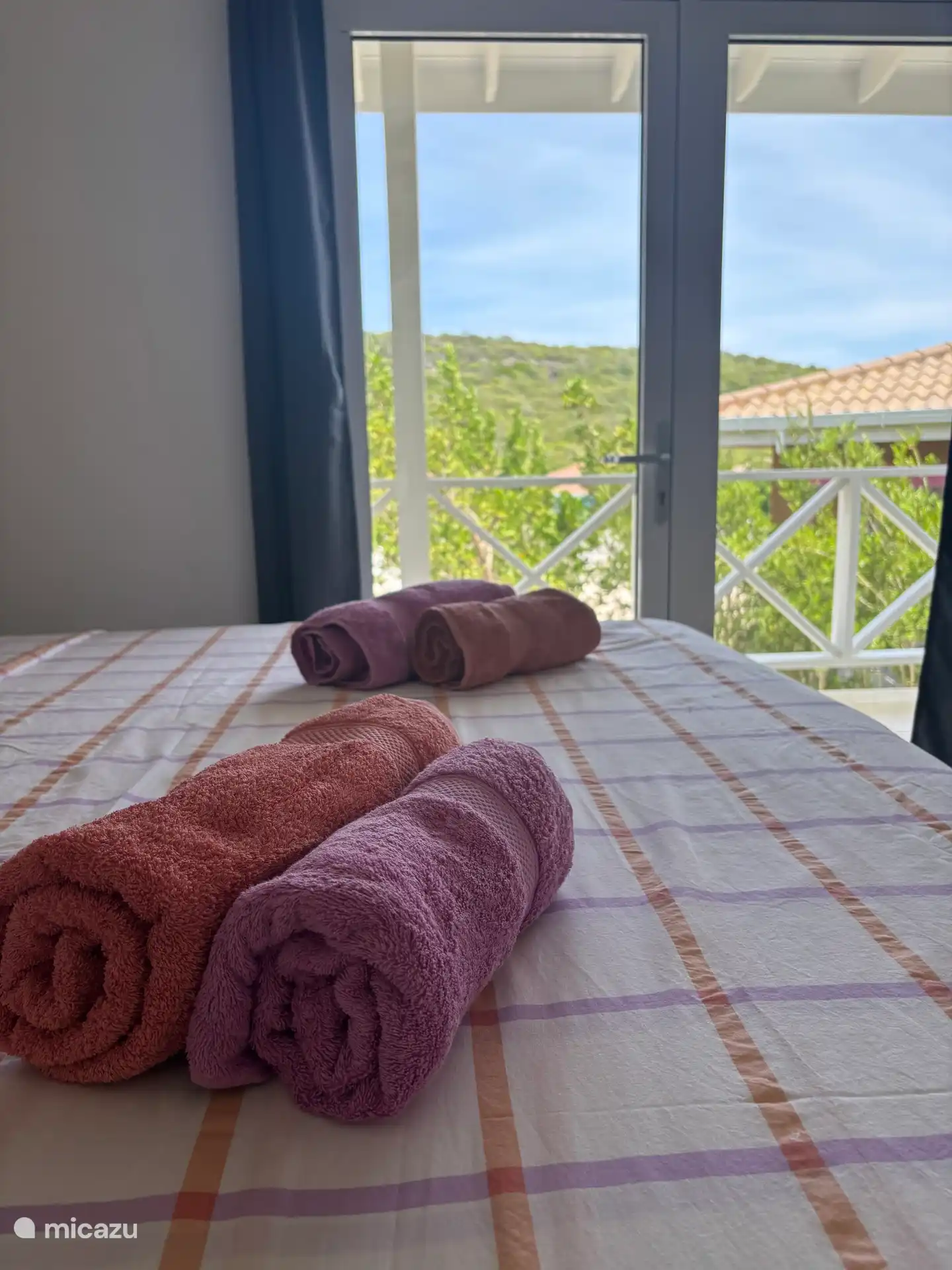 Una vista tropical desde el dormitorio principal. Puede caminar directamente a la terraza cubierta desde el dormitorio para atrapar los primeros rayos de sol desde su propio dormitorio. 