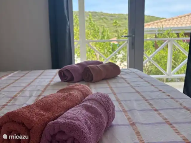 Location de Vacances Curaçao, Banda Abou (ouest), Barber, villa - Villa de luxe -panormisch/Piscine privée Une vue tropicale depuis la chambre principale. Vous pouvez marcher directement sur la terrasse couverte depuis la chambre pour profiter des premiers rayons de soleil depuis votre propre chambre.