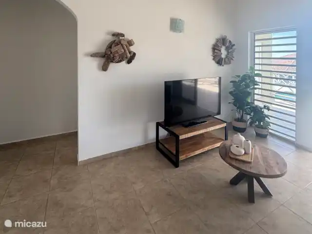 Location de Vacances Curaçao, Banda Abou (ouest), Barber, villa - Villa de luxe -panormisch/Piscine privée Salon avec télévision intelligente et ventilateur de plafond.