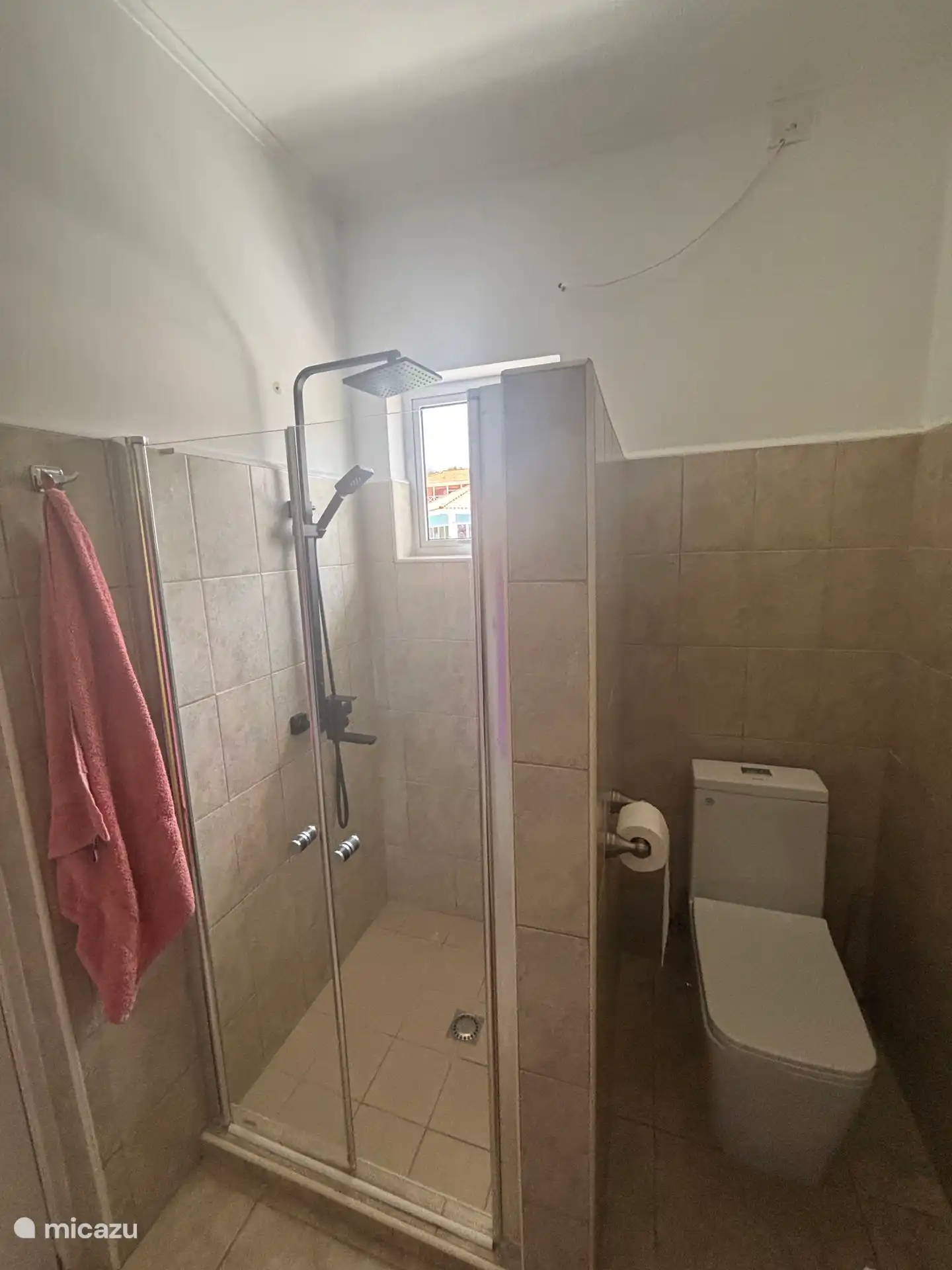 Baño con ducha a ras de suelo
Lavabo con espejo y secador de pelo 
Enchufe 