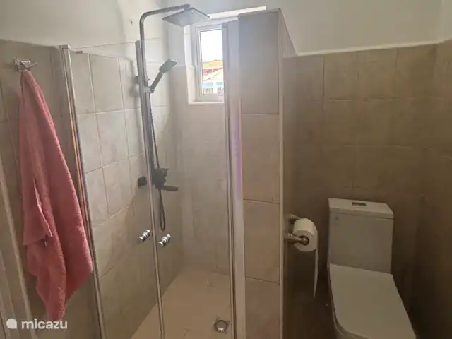 Location de Vacances Curaçao, Banda Abou (ouest), Barber, villa - Villa de luxe -panormisch/Piscine privée Salle de bain avec douche à l’italienne
Lavabo avec miroir et sèche-cheveux 
Prise