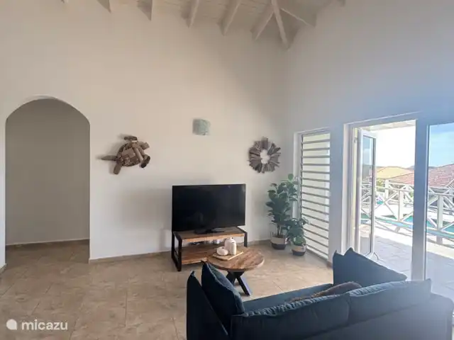 Location de Vacances Curaçao, Banda Abou (ouest), Barber, villa - Villa de luxe -panormisch/Piscine privée Salon avec smart TV et canapé 2,5 places
Table à manger avec 4 chaises
Des toilettes invités 
Ventilateur de plafond.