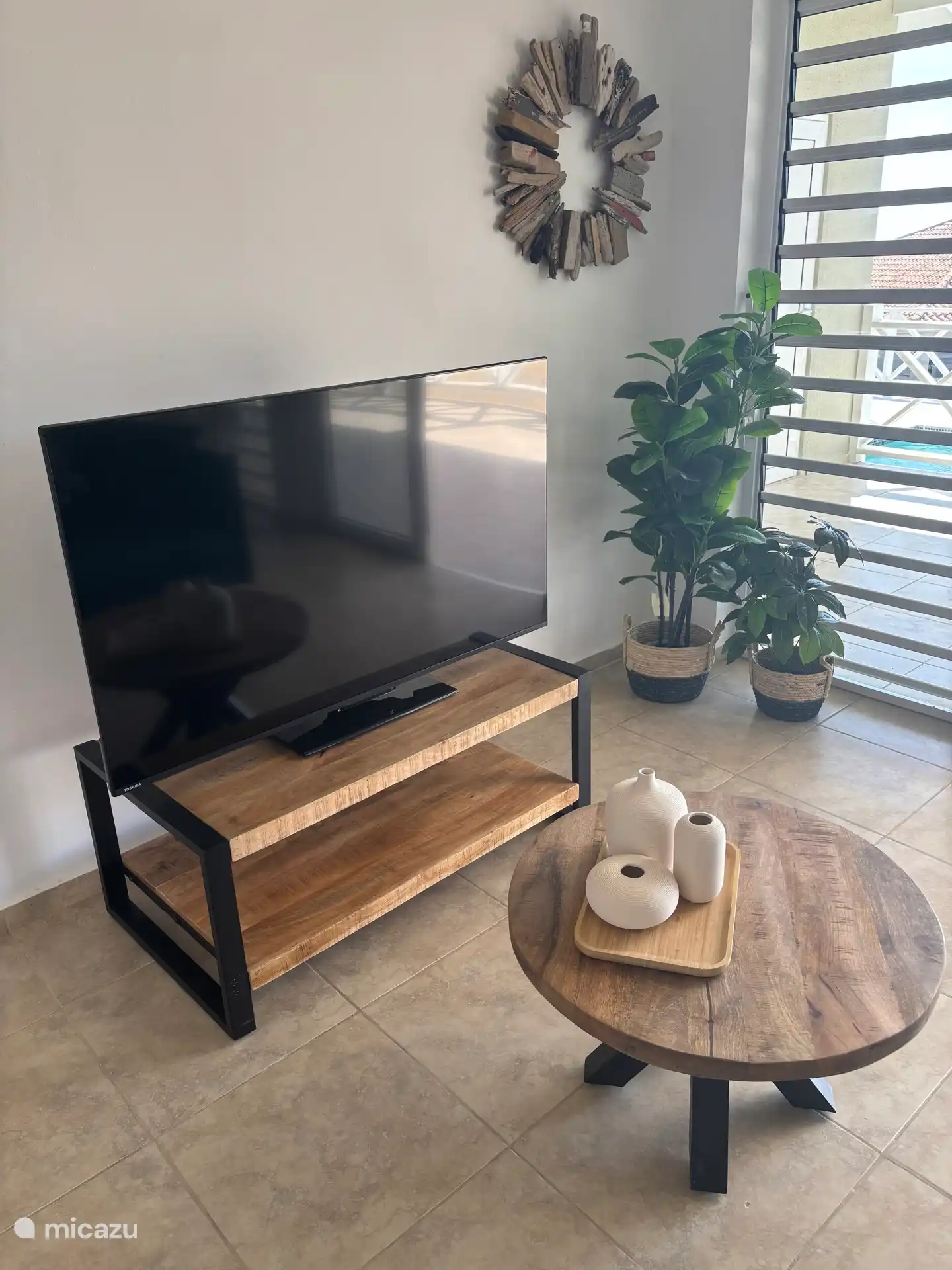 Smart TV y cuando todas las puertas están abiertas puedes ver tu serie o programa de televisión con un toque tropical