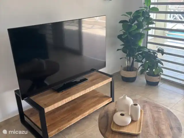 Location de Vacances Curaçao, Banda Abou (ouest), Barber, villa - Villa de luxe -panormisch/Piscine privée Smart TV et lorsque toutes les portes sont ouvertes, vous pouvez regarder votre série ou votre programme télévisé avec une sensation tropicale