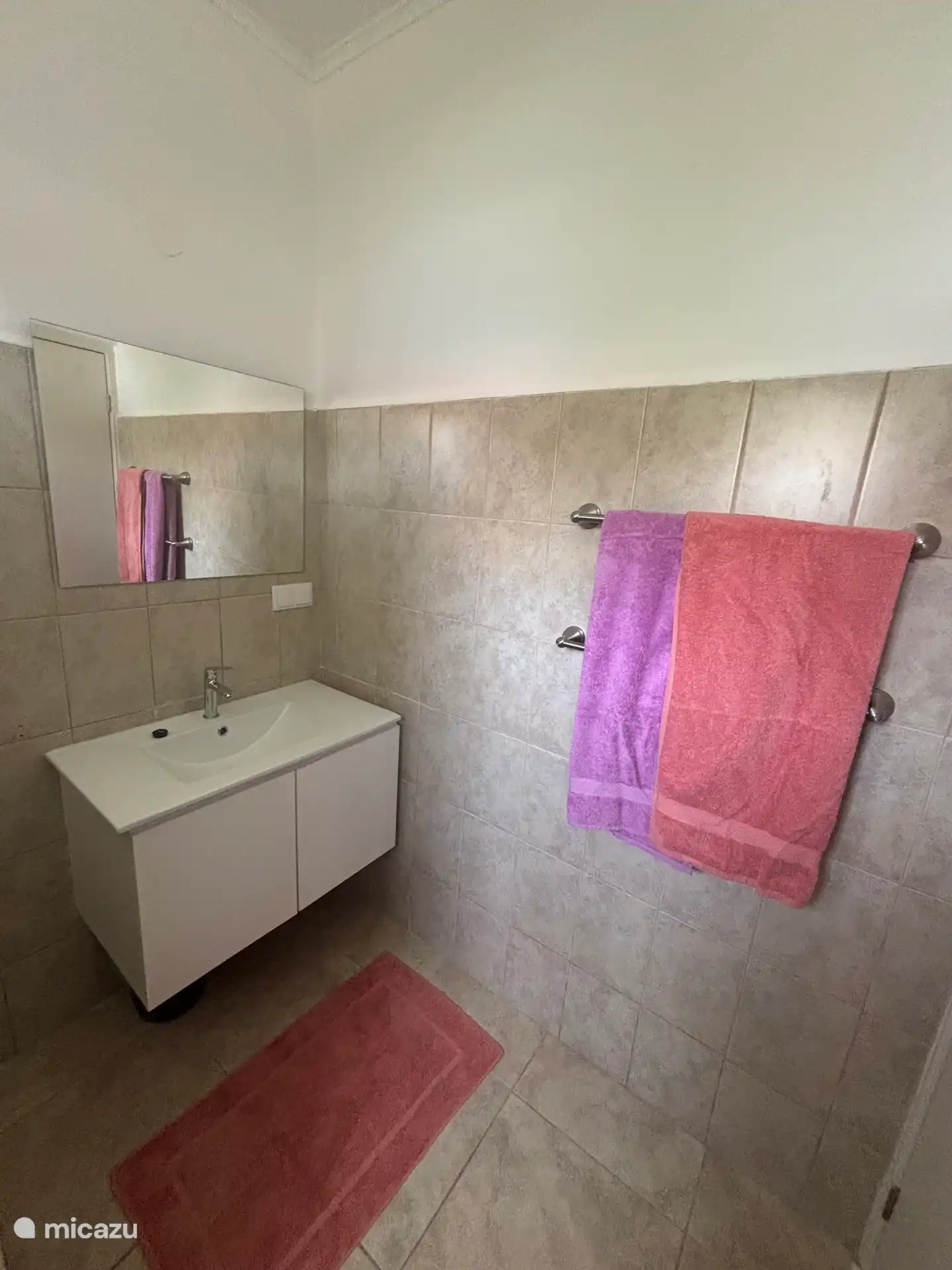 Lavabo con espejo y estante para toallas. 