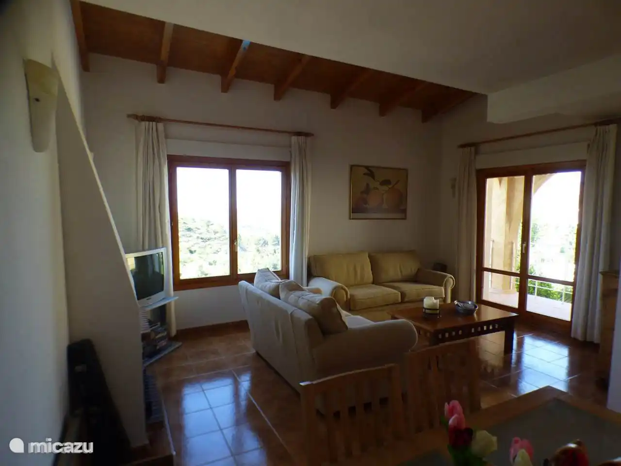 Schönes, geräumiges Wohnzimmer mit Fernseher, Sofas und wunderschöner Aussicht.