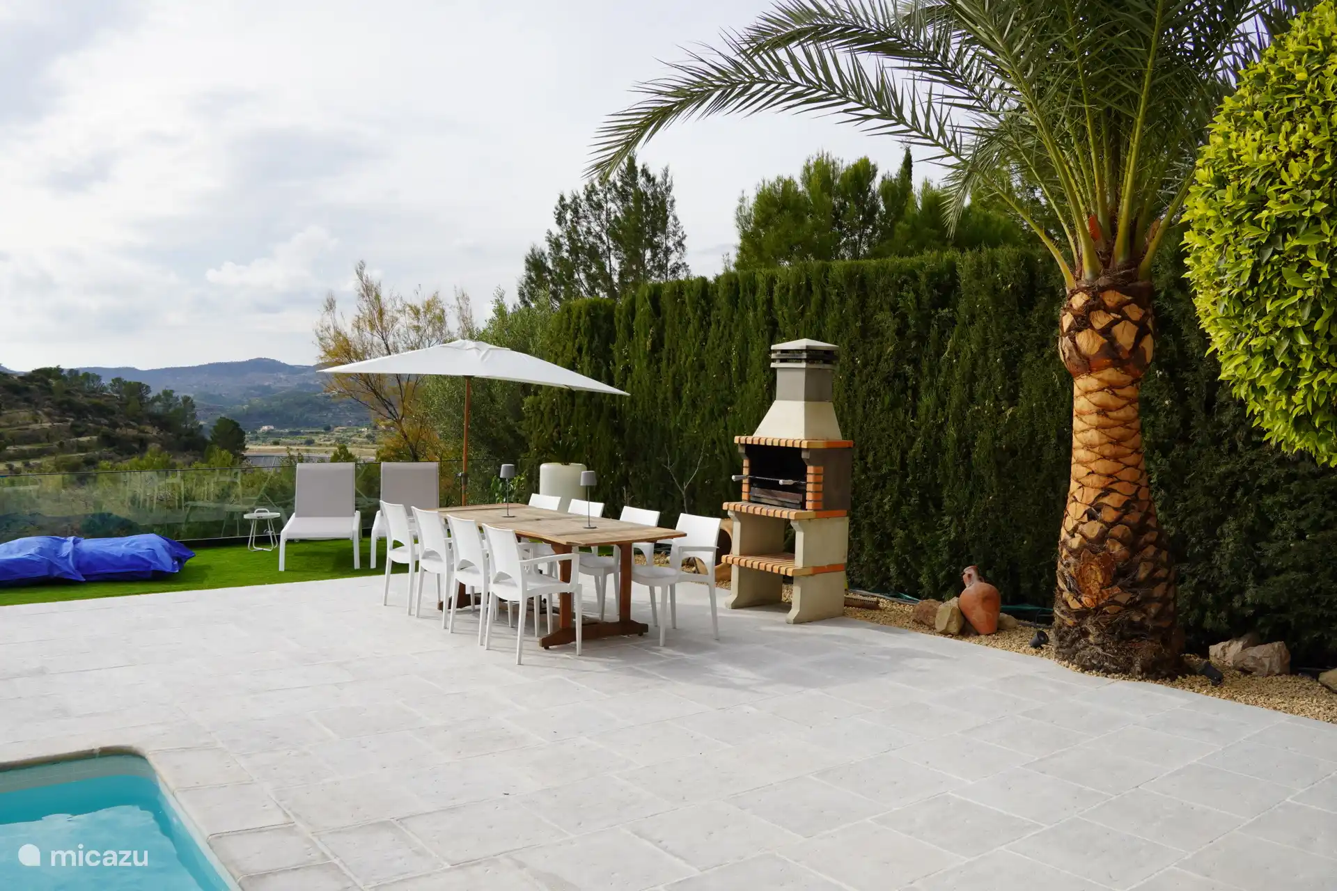 Der Außentisch kann für 8 Personen gedeckt werden und befindet sich in der Nähe des großen Grills, ideal für lange Abendessen.