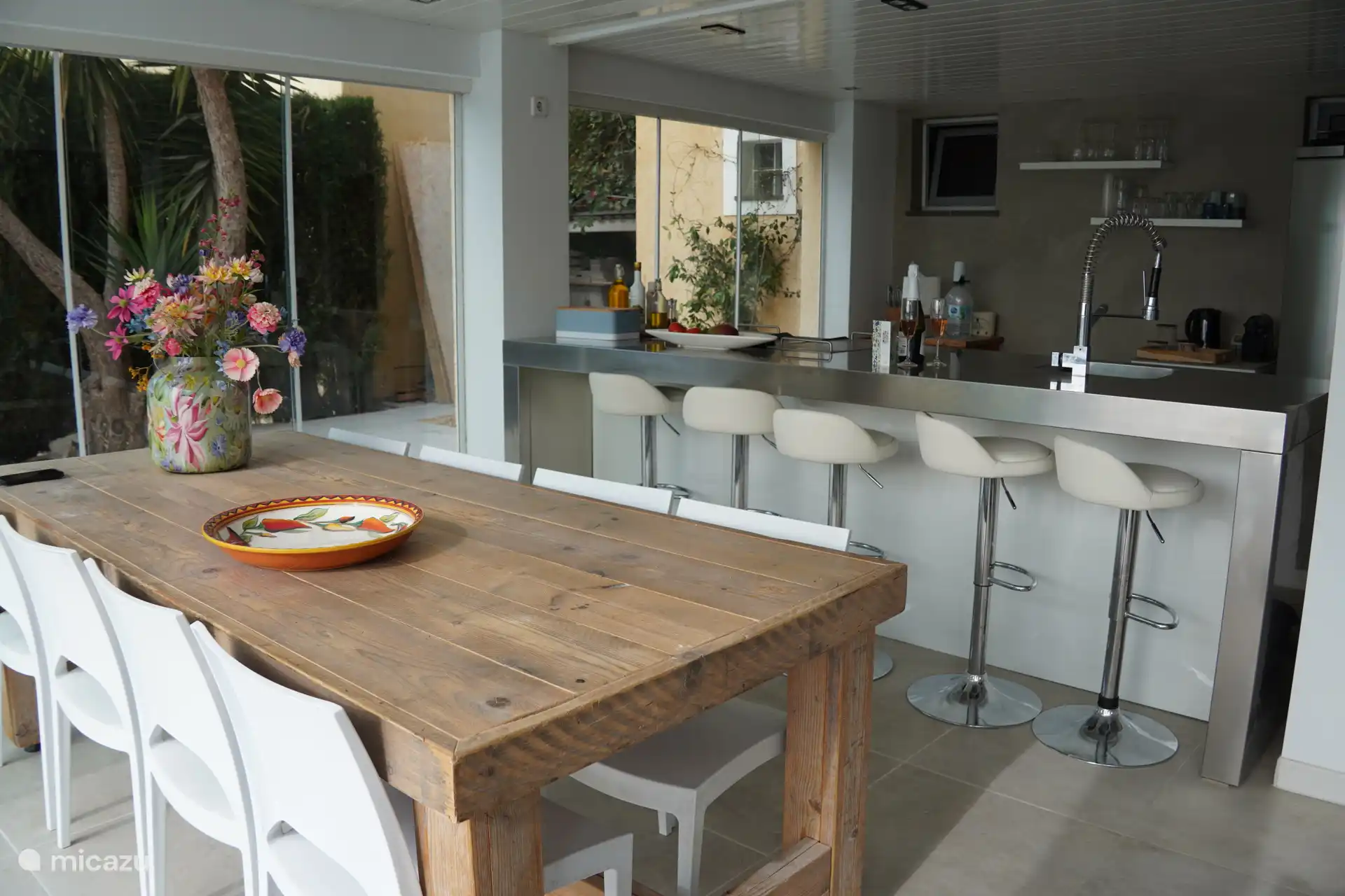 Wie schön ist es, beim Kochen an der Küchentheke zu sitzen? Das heißt, gemeinsam zu genießen.