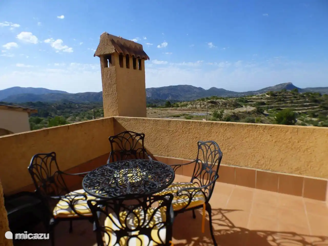 Großer Balkon mit großzügigem und ungehindertem Blick auf das Obergeschoss.
