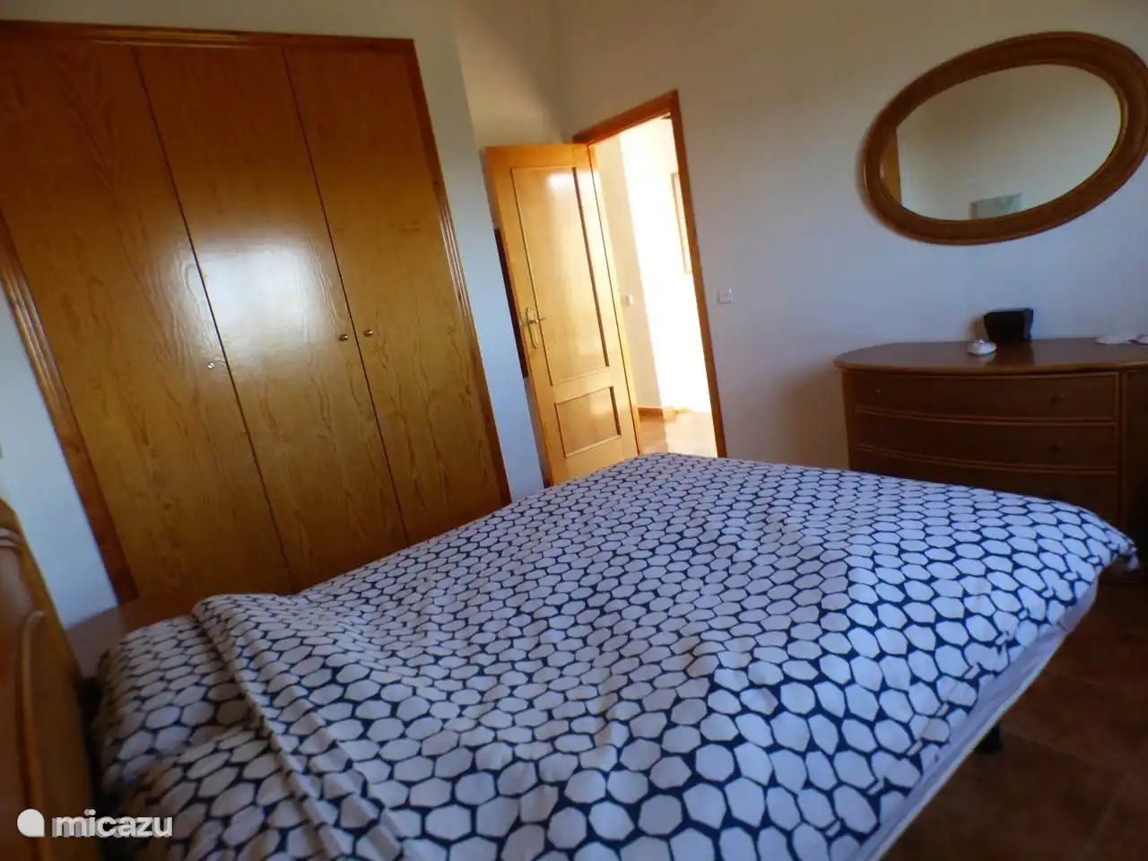 Geräumiges Schlafzimmer mit einem Doppelbett und guter Matratze. 2 Schränke und eine ungehinderte Sicht nach draußen. Vorhänge müssen nicht geschlossen werden. Ausgestattet mit Deckenventilator und Klimaanlage.