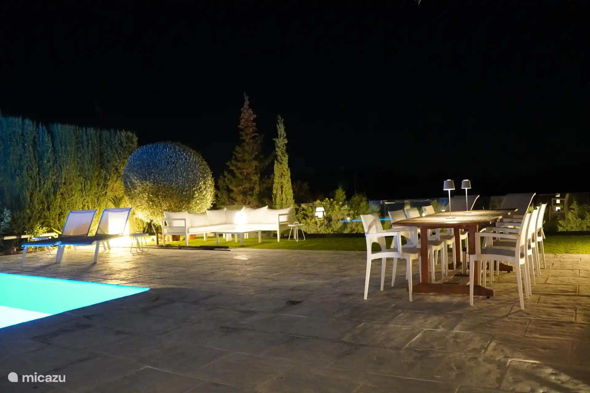 Am Abend bereichert die Beleuchtung den Garten. Genug Sitzgelegenheiten, um die Abende noch lange zu genießen. Esstisch, Sitzsäcke, Loungebereich, Sonnenliege und Liegeplätze für jeden Geschmack