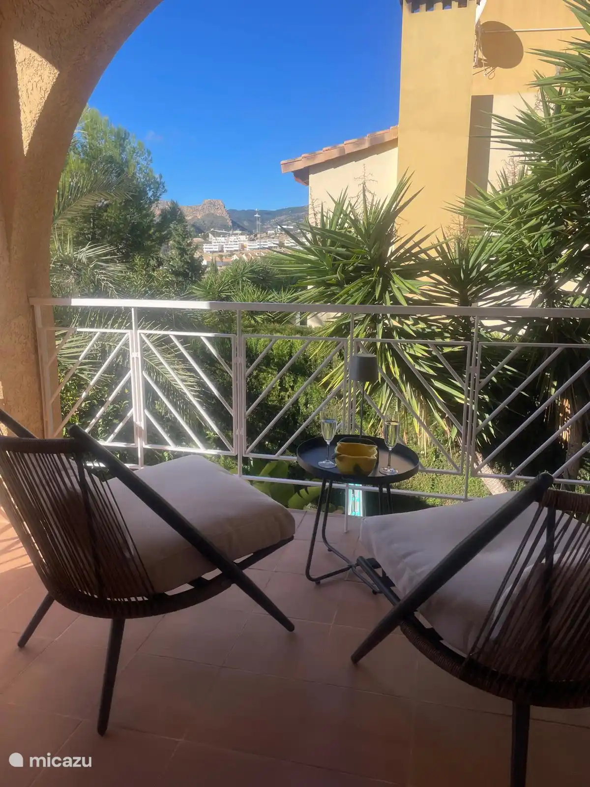 Unser schöner Balkon mit ungehindertem Blick auf das Dorf Relleu hat ein schönes Lounge-Set. Das ist ein wunderbarer Ort, besonders in der Abendsonne. 