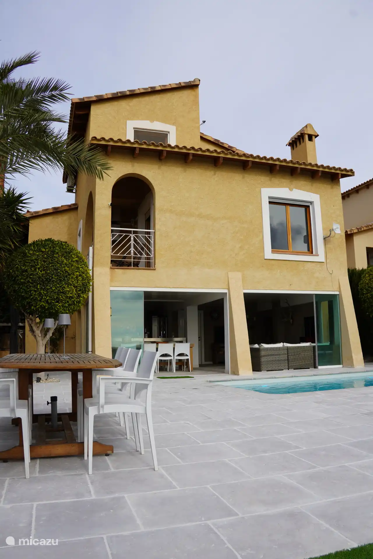 Die Terrasse ist schön eingezäunt mit grünen Hecken, Obstbäumen und einem authentischen spanischen Look.