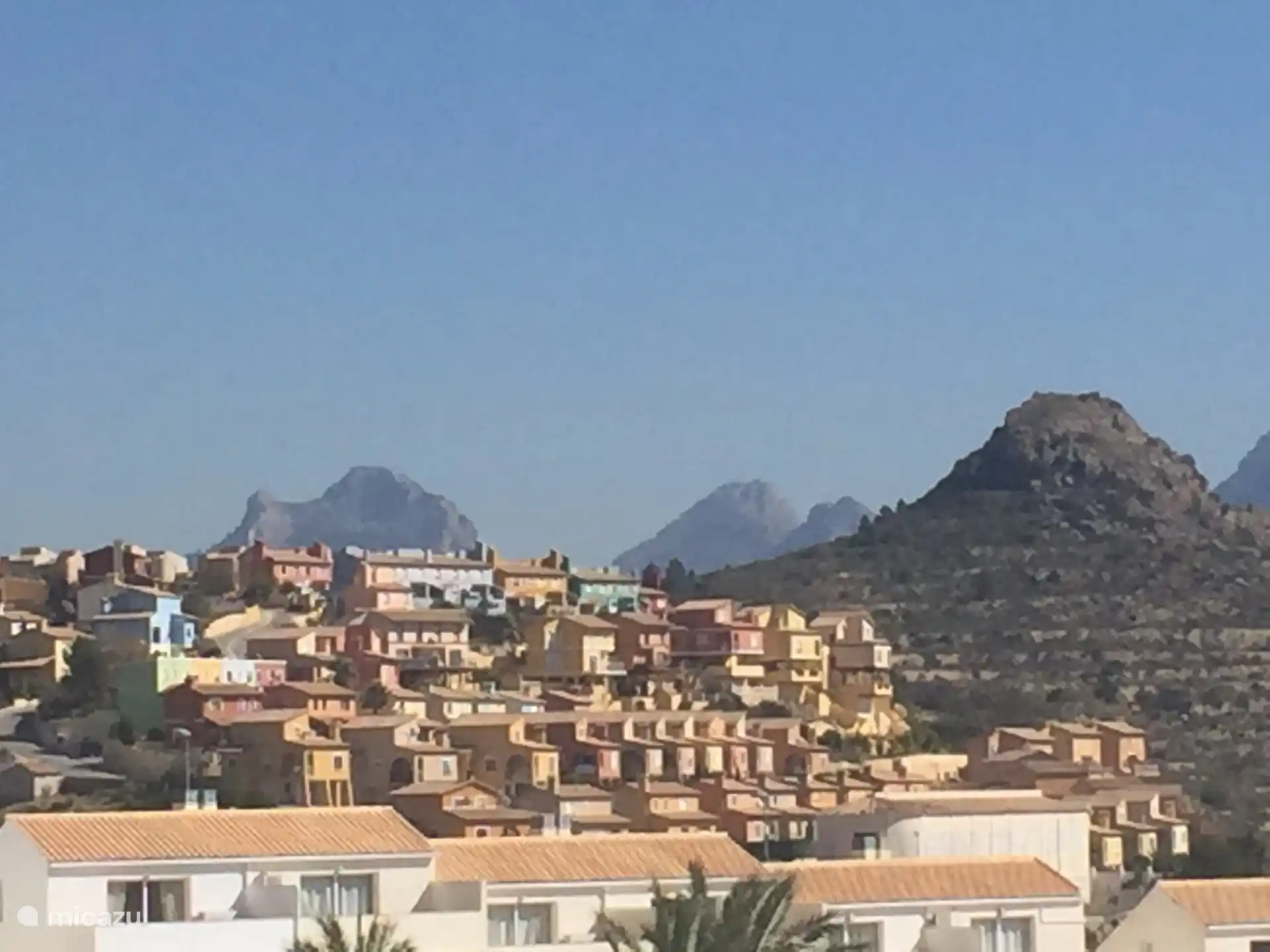 Unser Haus befindet sich in der farbenfrohen Residenz von Muscaret, Relleu. 