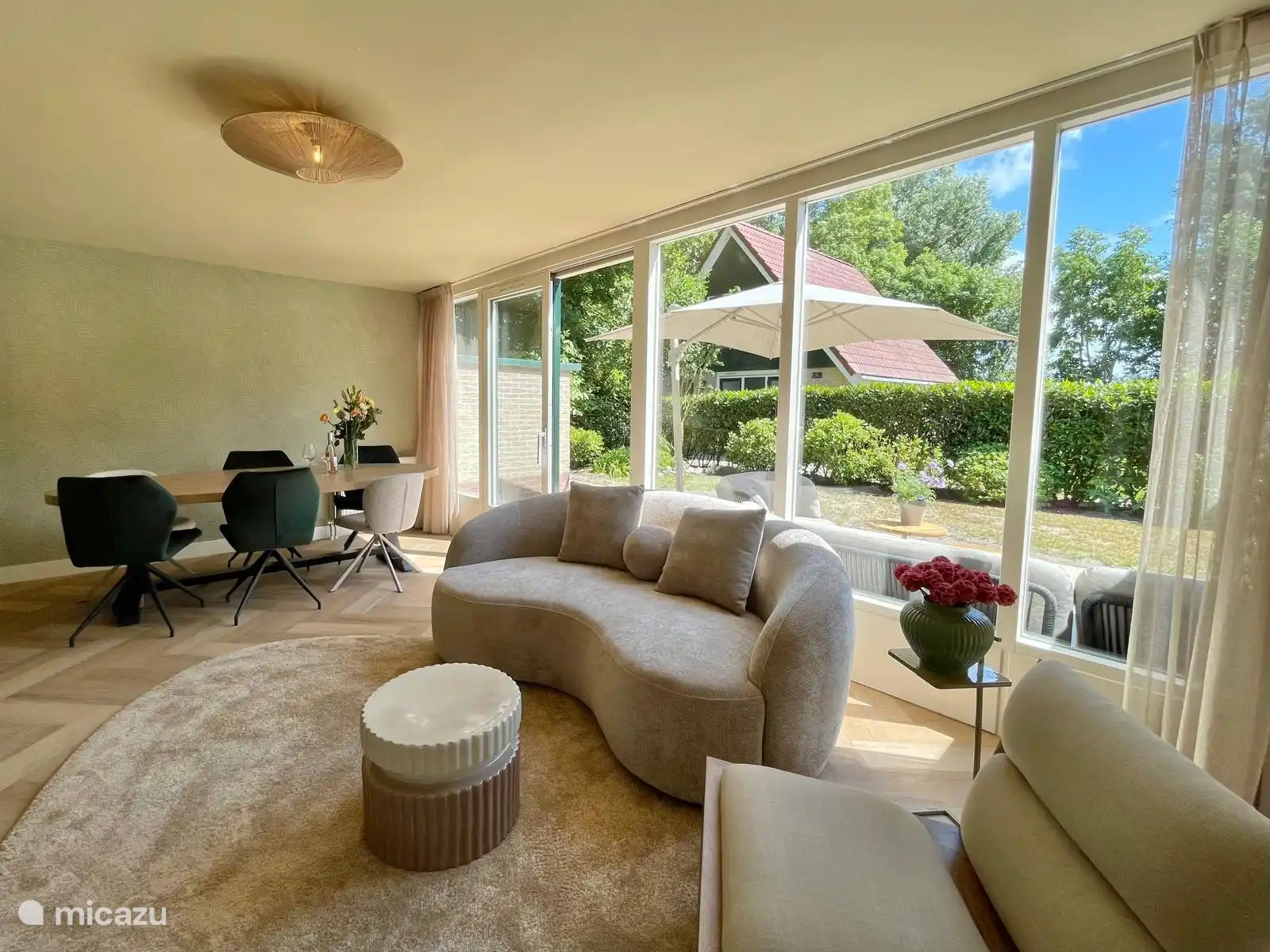 Sonniges und helles Wohnzimmer