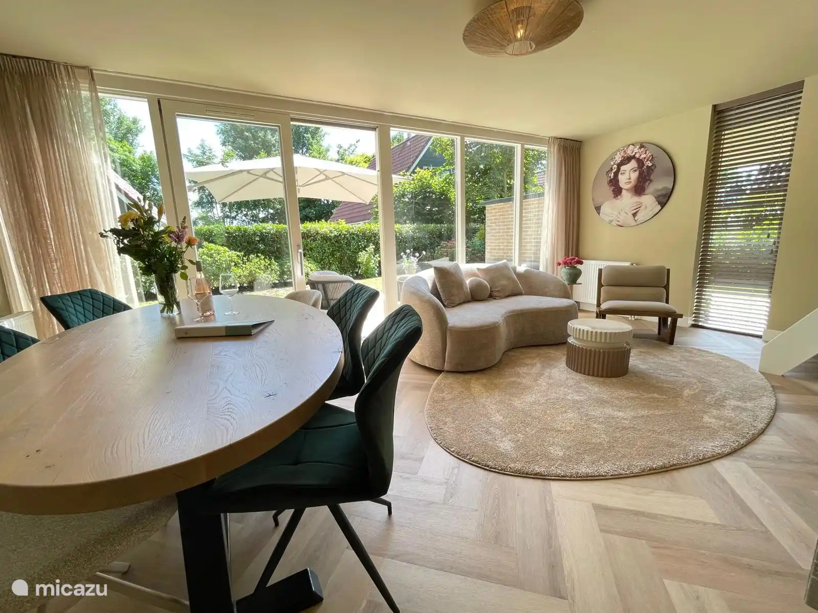 Sonniges und helles Wohnzimmer