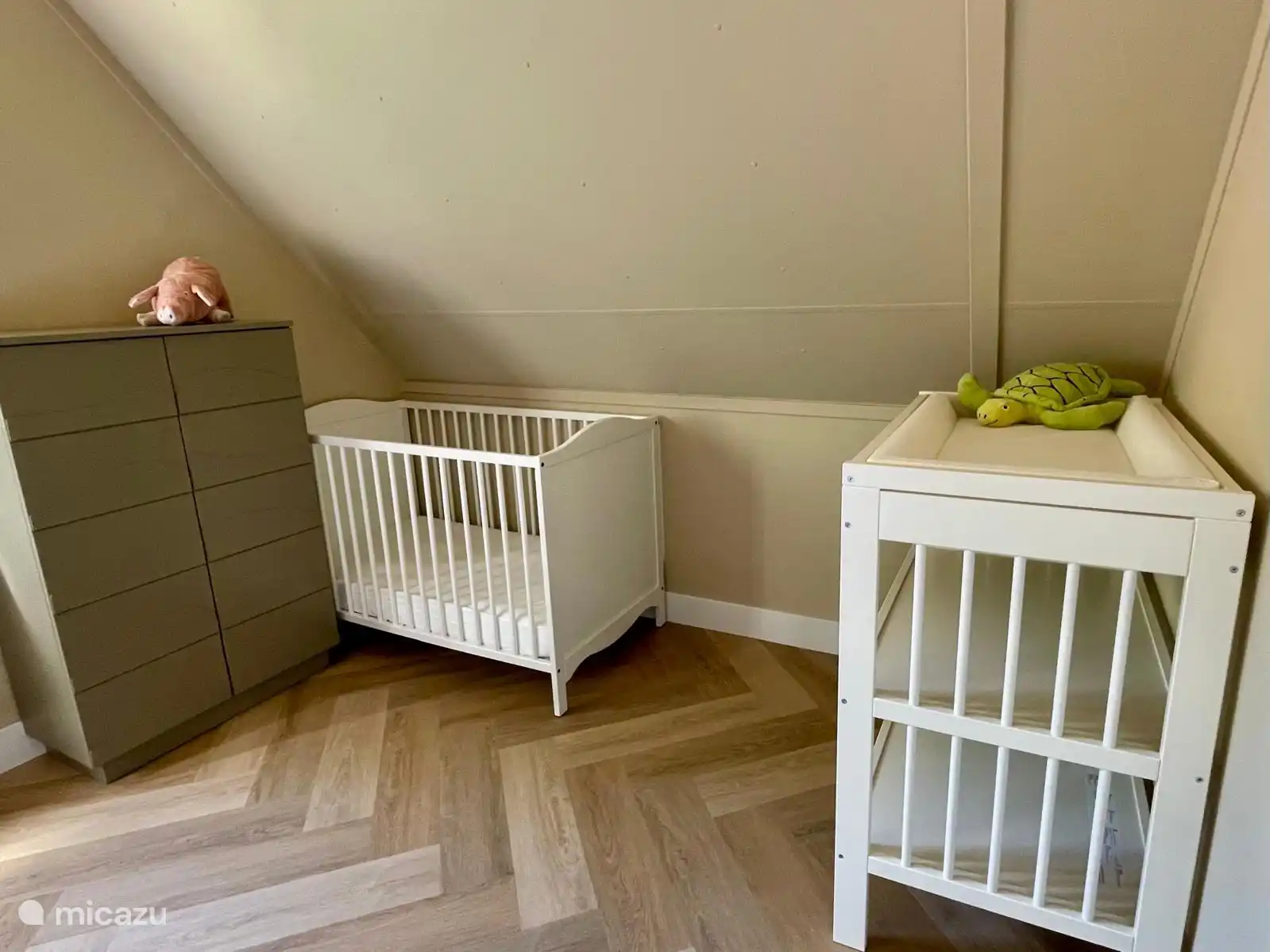 Hauptschlafzimmer mit Wickeltisch und Babybett.