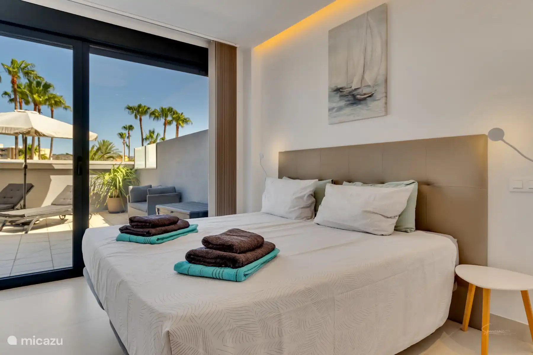 Doppelzimmer mit Zugang zur nicht überdachten Terrasse