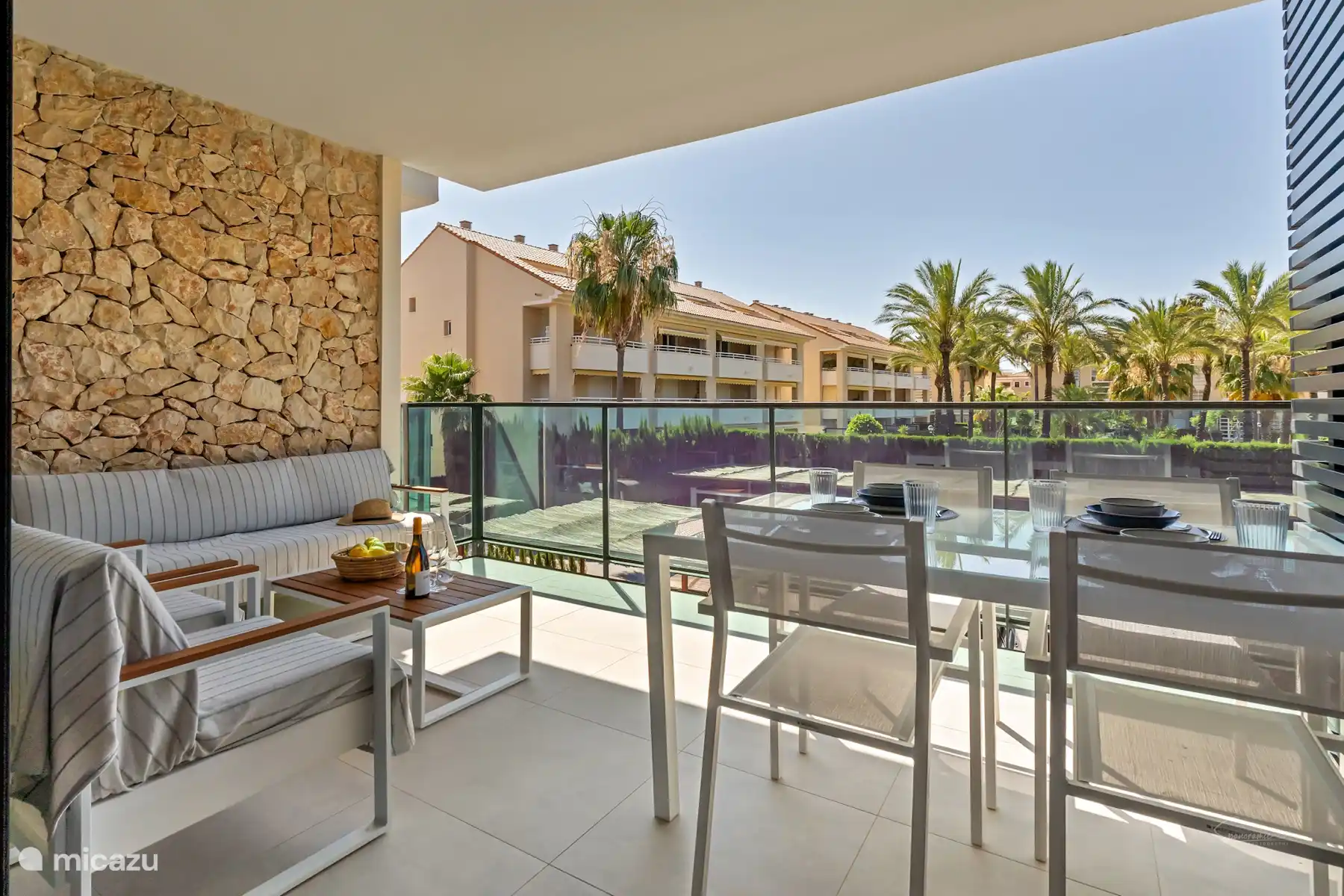 Private Terrasse mit Esstisch und Lounge-Sitzgelegenheiten