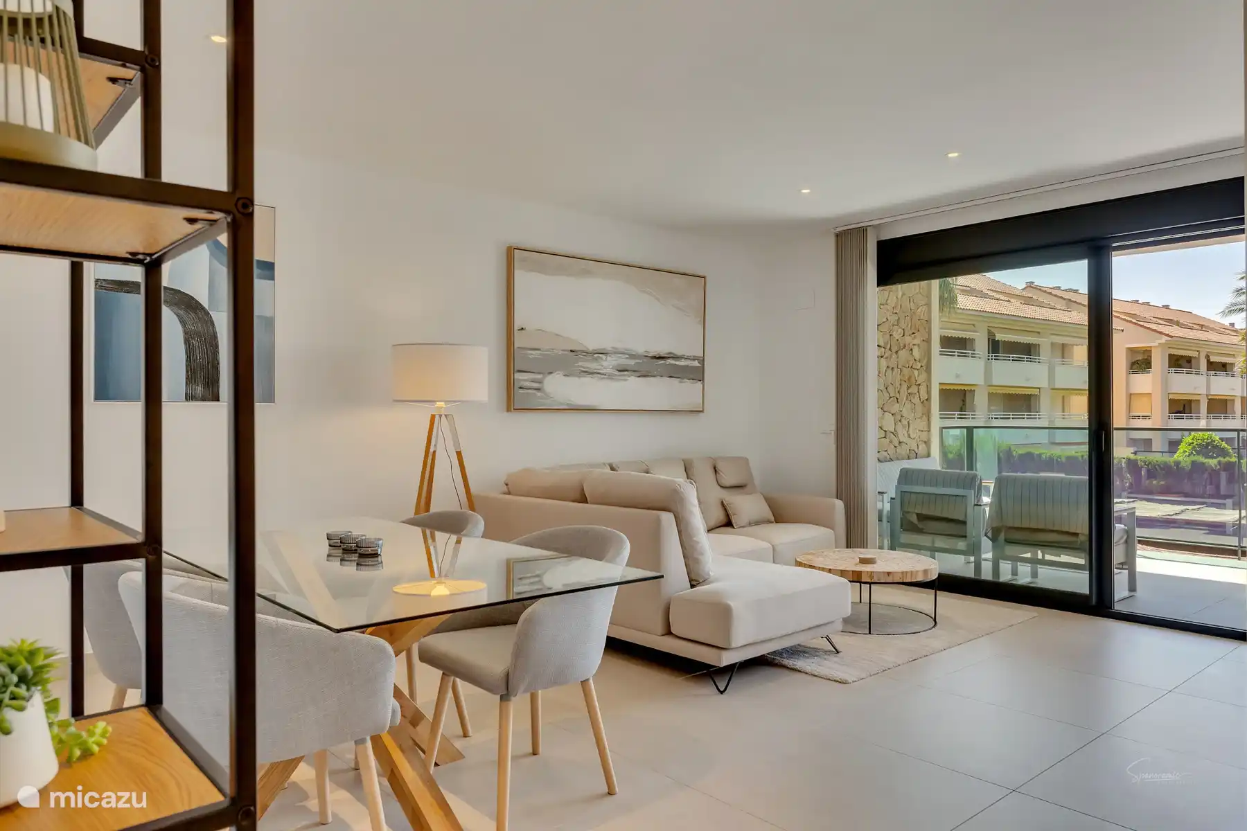 Im skandinavischen Stil eingerichtetes Wohnzimmer mit viel Tageslicht