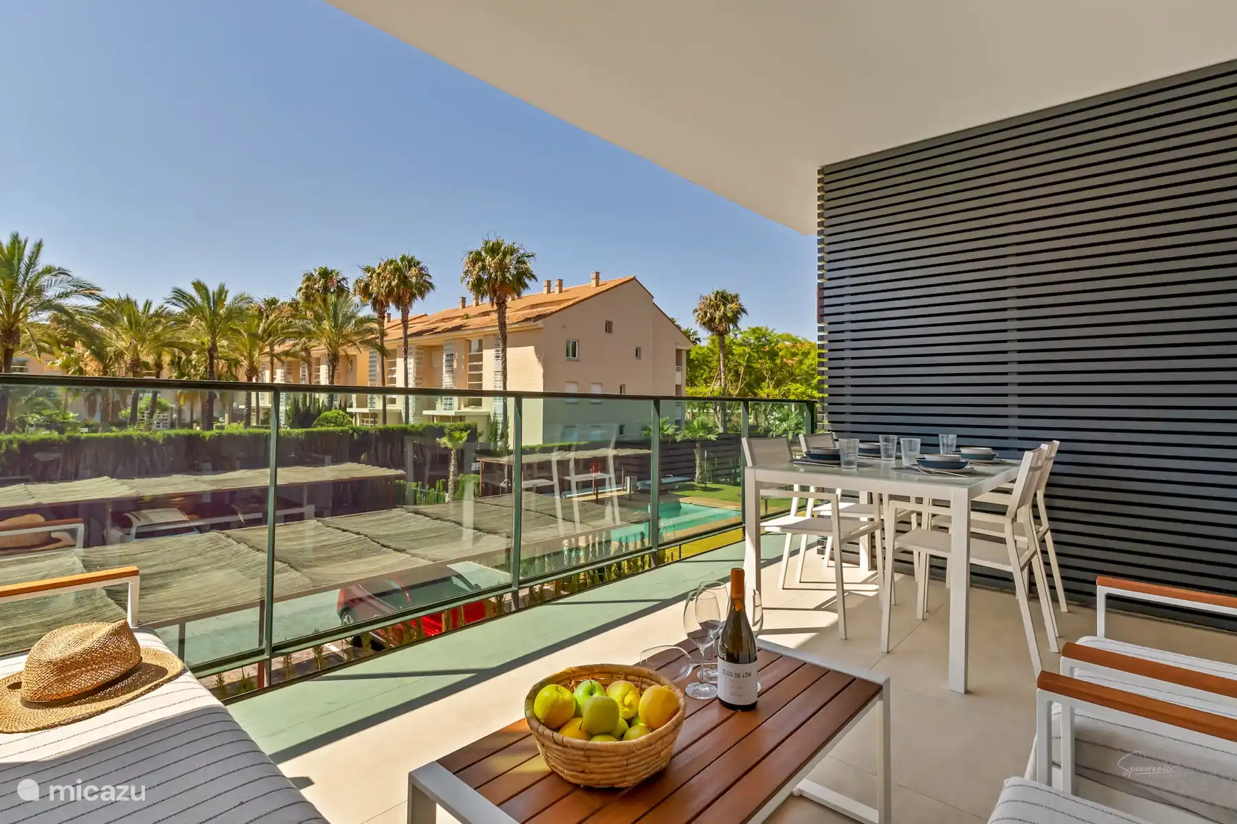 Schöne private Terrasse, nach Süden ausgerichtet, mit Lounge-Sitzgelegenheit und Esstisch