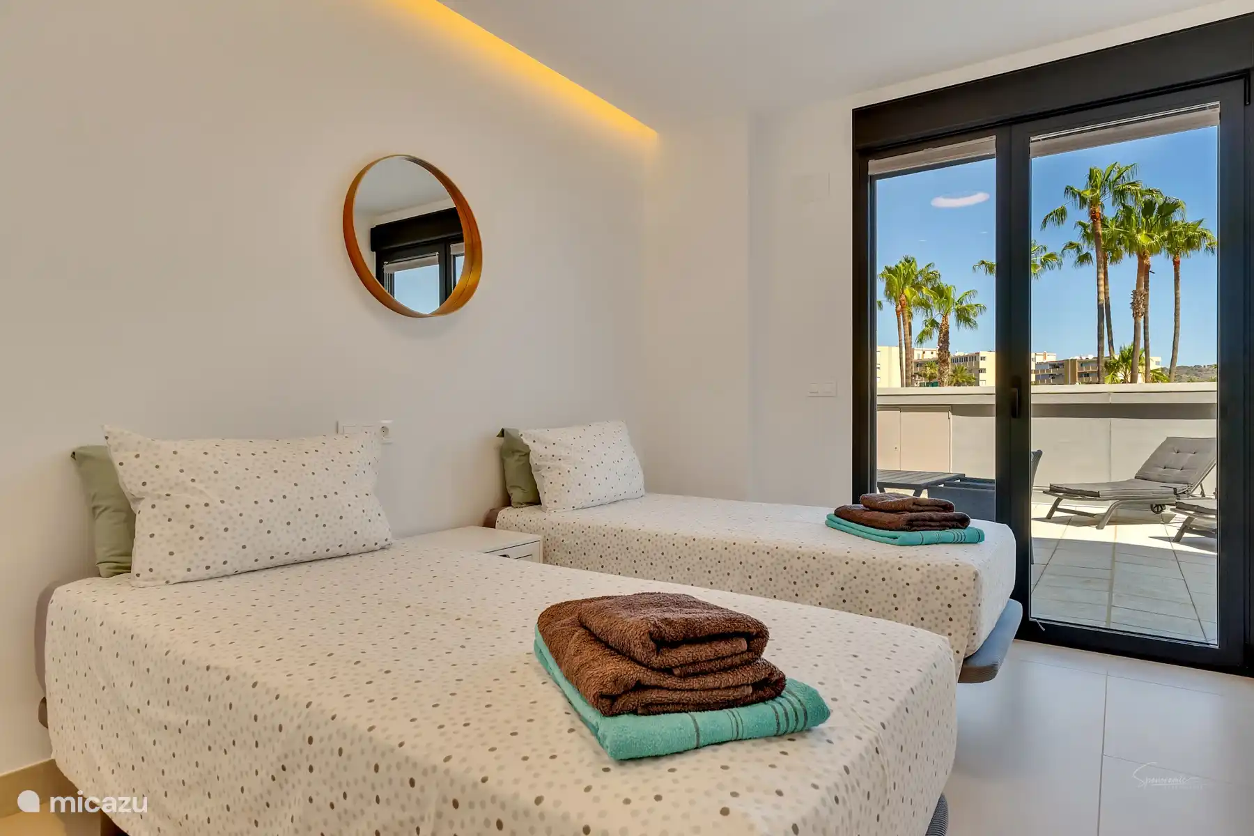 Schlafzimmer mit zwei Einzelbetten und auch von diesem Schlafzimmer aus gibt es Zugang zur nicht überdachten Terrasse