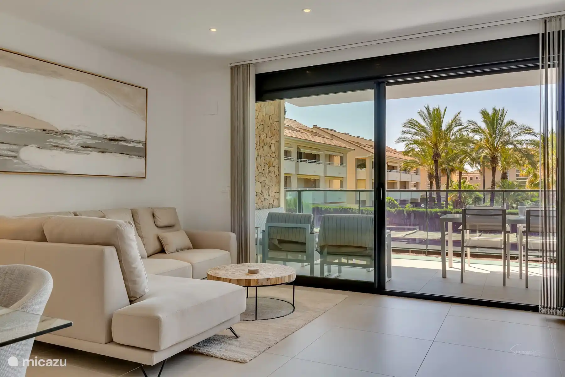 Geräumiges Wohnzimmer mit Zugang zu 1 überdachtem Balkon